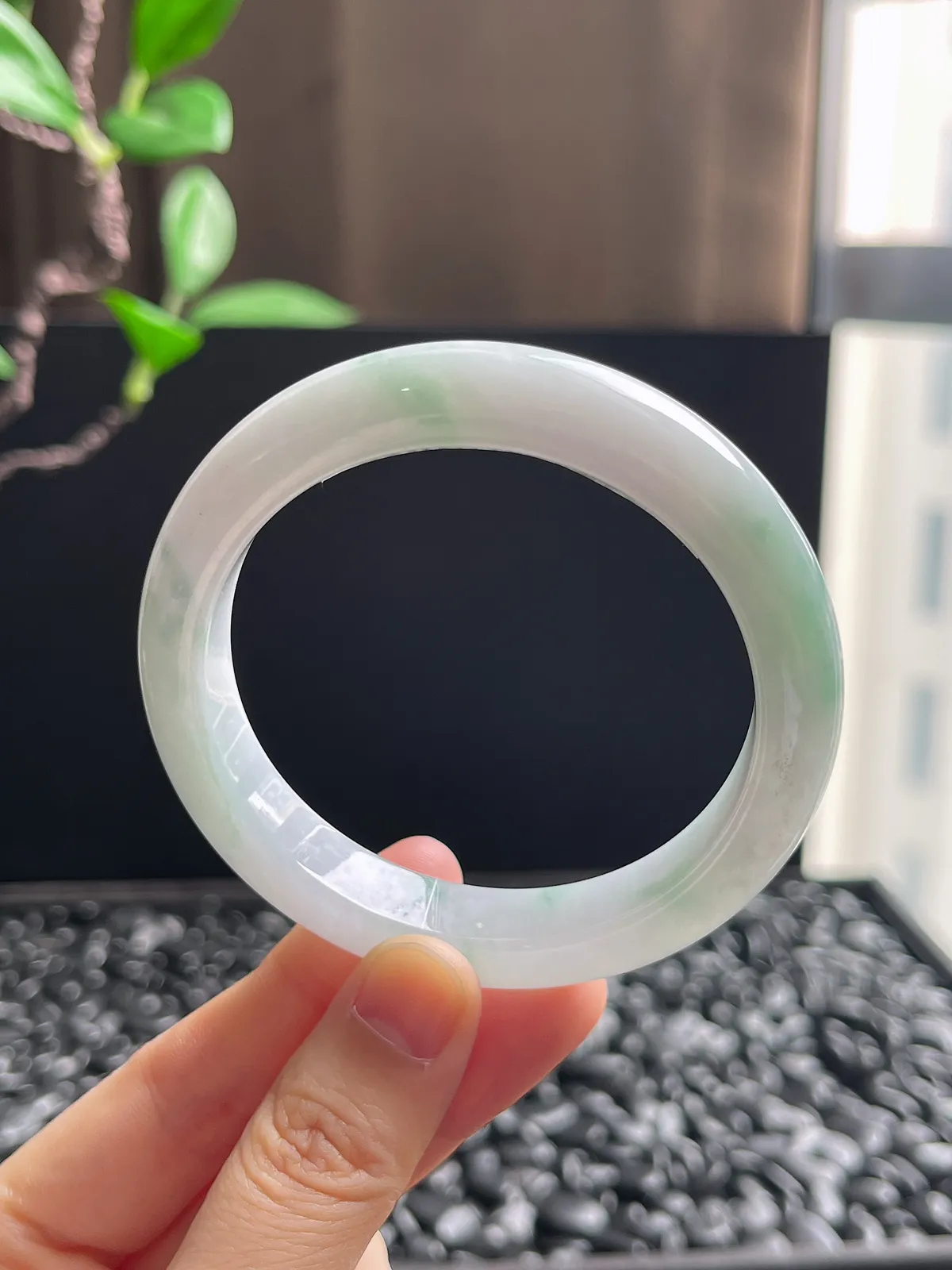 正圈56圈口，翡翠冰糯种飘绿手镯