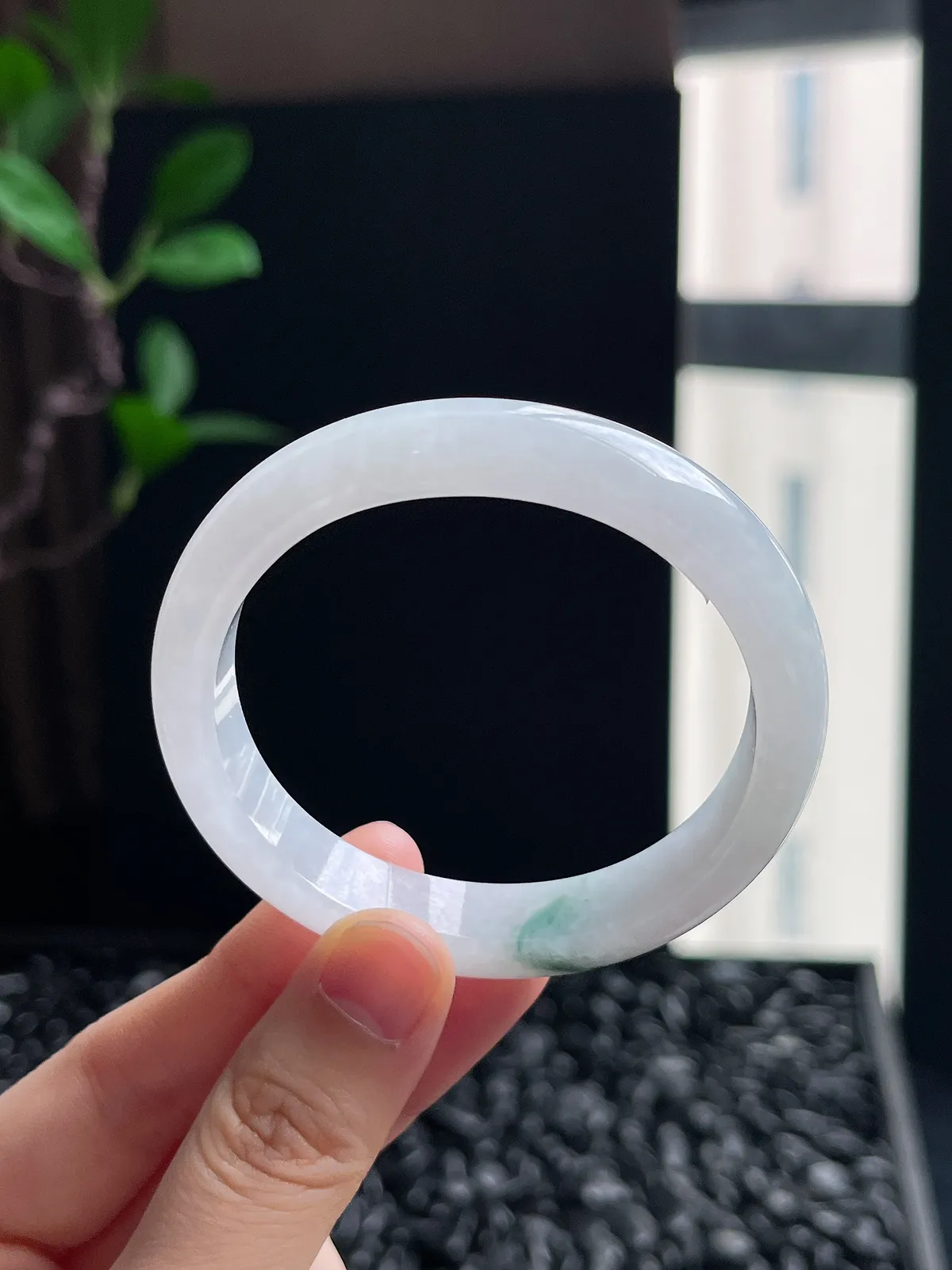 贵妃镯52.4圈口，翡翠冰糯种飘绿手镯