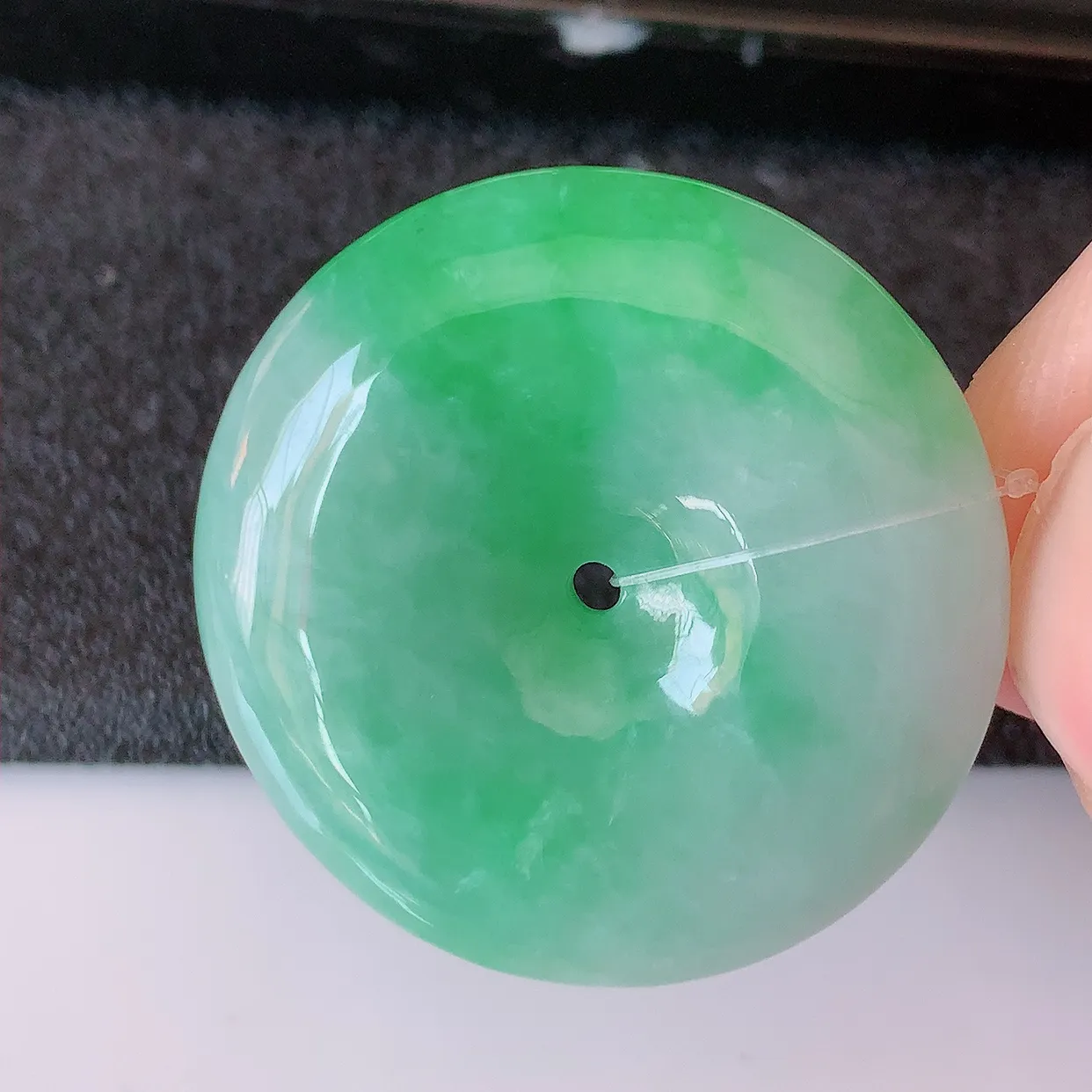 自然光实拍，冰润飘绿翡翠平安扣吊坠，玉扣，平安是福；很美的料子，平安扣佩戴优雅迷人！#49.7