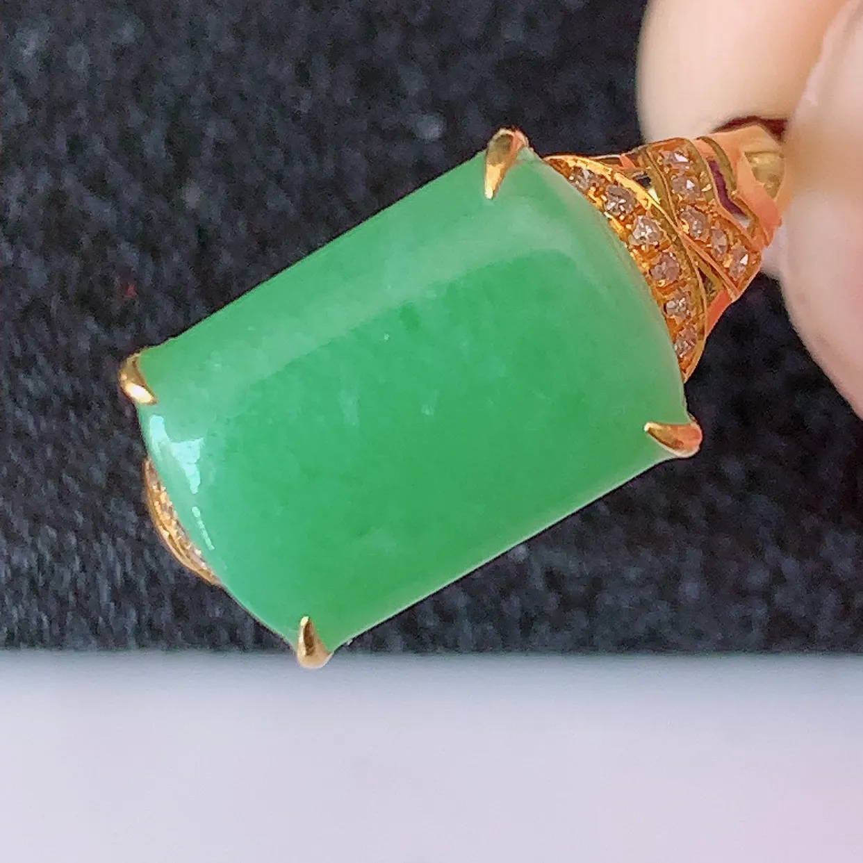 自然光实拍 18K金精工镶嵌满绿翡翠马鞍戒指，玉质细腻，翡翠色泽均匀，艳丽饱满，款式高贵大气，14圈口，上手亮眼，#83.7戒指整体22-17.5-5裸石12.5*8，内径17.5mm