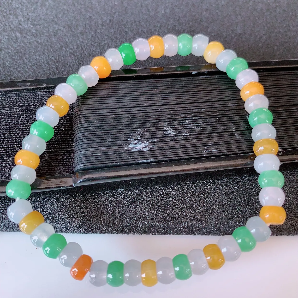 自然光实拍，冰多宝翡翠手链，多彩翡翠手串，颜色丰富，料子细腻，高档大气，自戴送礼佳品！#46.7取一尺寸5.5mm