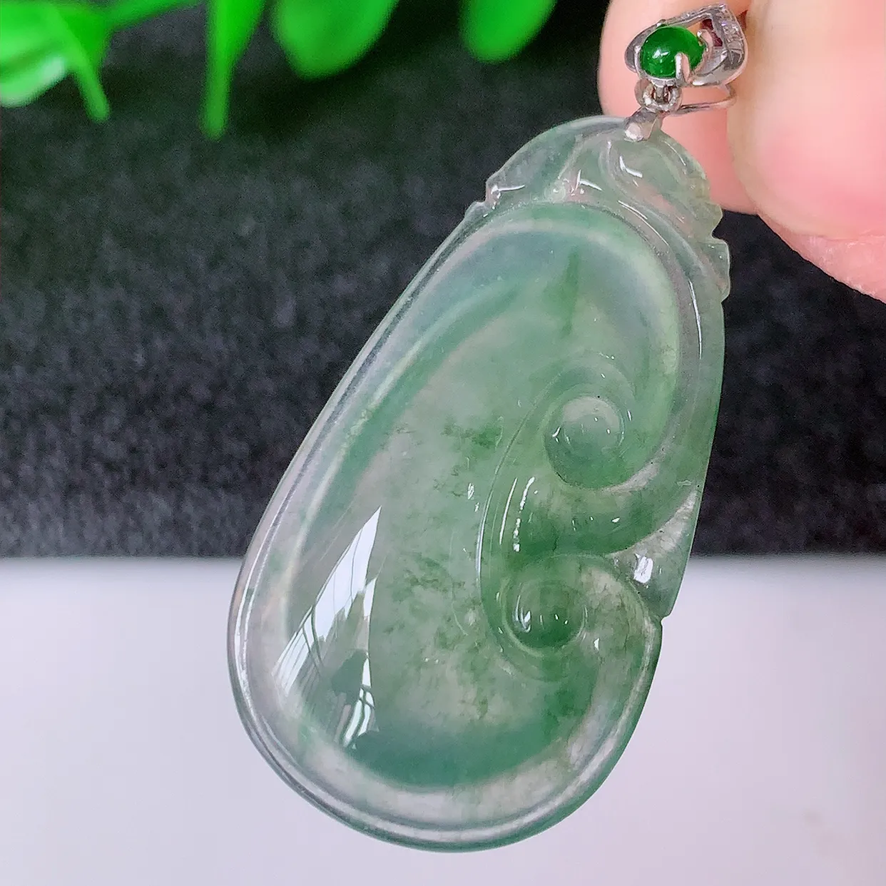 自然光实拍，18k金镶嵌冰种飘花翡翠如意吊坠，寓意顺心如意，事事如意，吉祥如意，细腻饱满，色泽鲜艳，称心如意佩戴优雅时尚！#12.11整体35.8裸石30*17*4.5