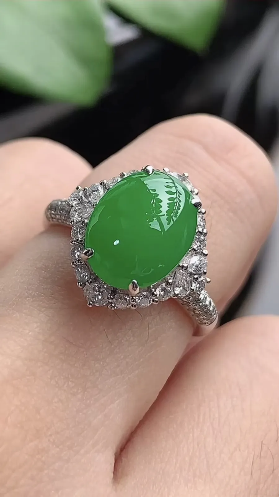 a货翡翠老坑种18K金伴钻镶嵌阳绿蛋面戒指 圈口17.3裸石尺寸10.6×8.2mm 重量3.82g 1206