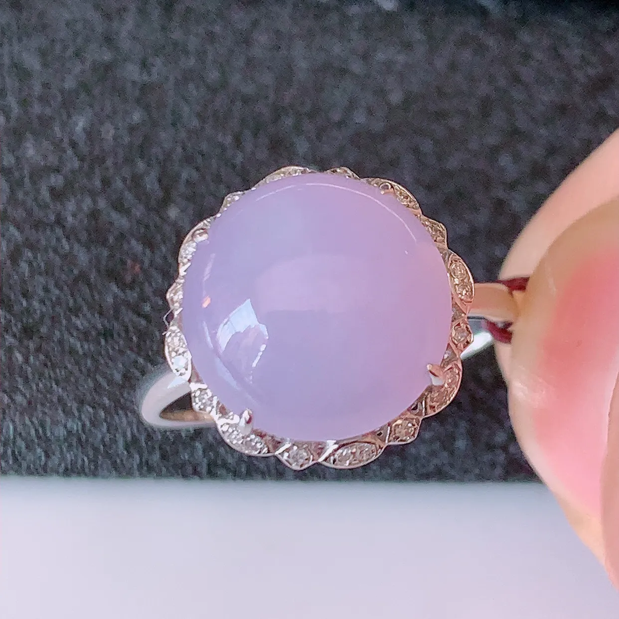 自然光实拍 18K金精工镶嵌冰紫罗兰翡翠戒指，玉质细腻，翡翠色泽均匀，艳丽饱满，款式高贵大气，13圈口，上手亮眼，#83.7戒指整体26*17*9.2裸石11-11内径17mm