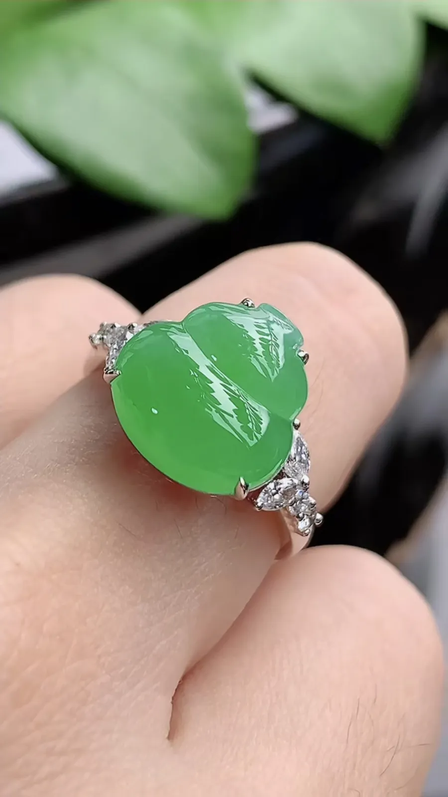 a货翡翠老坑冰种18K金伴钻镶嵌阳绿葫芦戒指 圈口17.7裸石尺寸12×12mm 重量4.73g 1