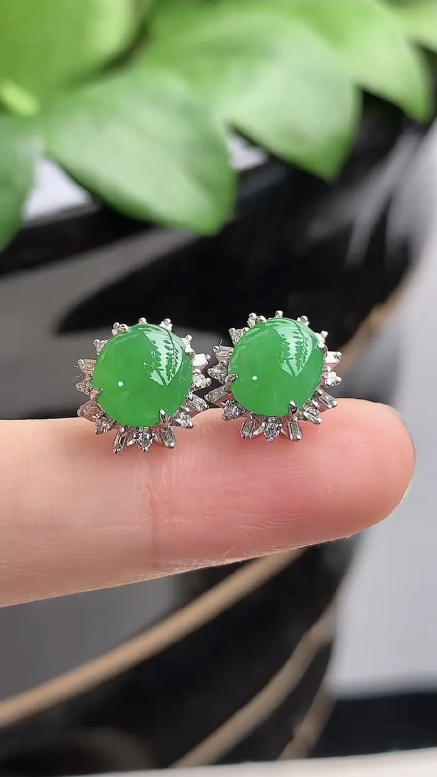 a货翡翠老坑冰种18K金伴钻镶嵌阳绿蛋面耳钉 尺寸8×7mm 重量2.33g 1206