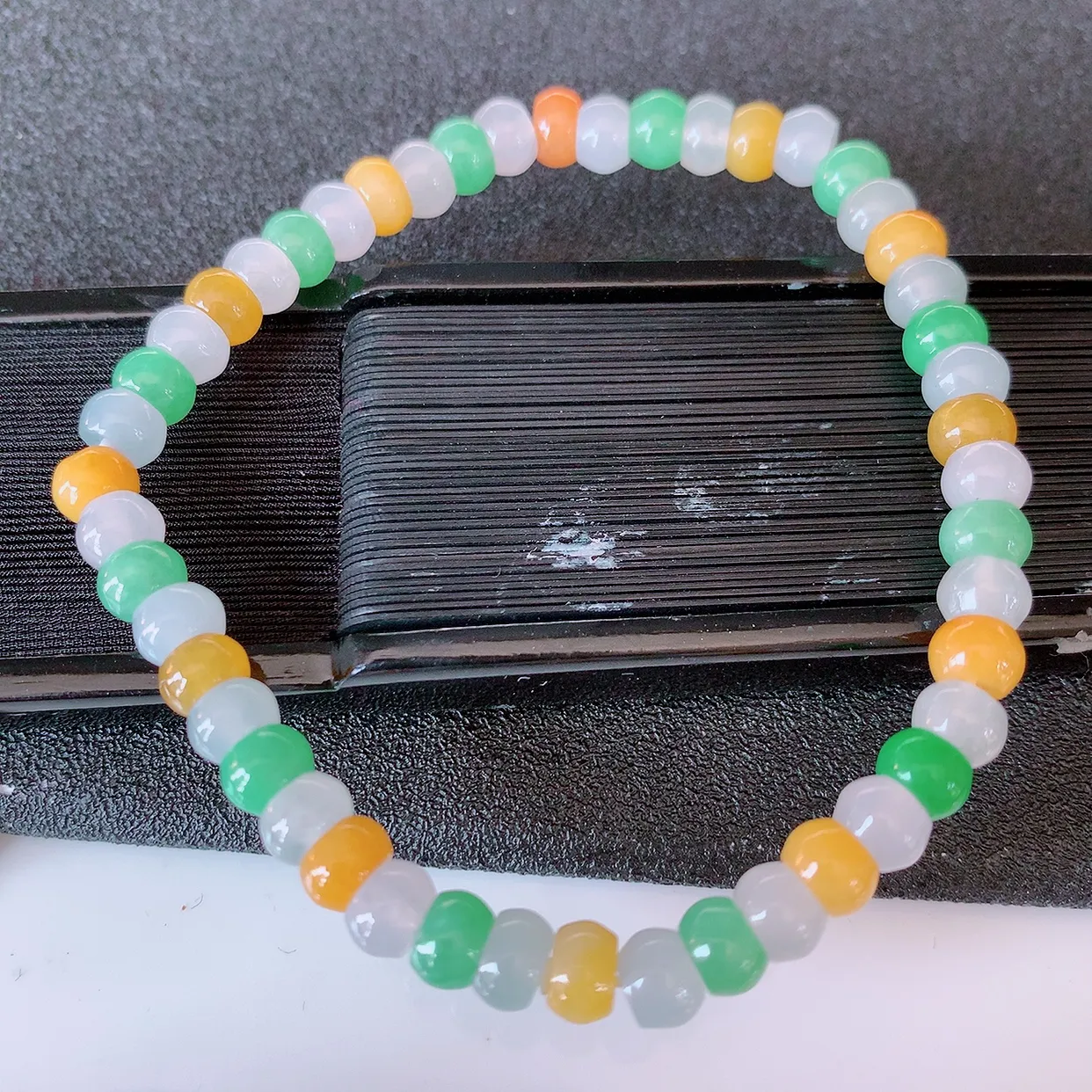 自然光实拍，冰多宝翡翠手链，多彩翡翠手串，颜色丰富，料子细腻，高档大气，自戴送礼佳品！#46.7取一