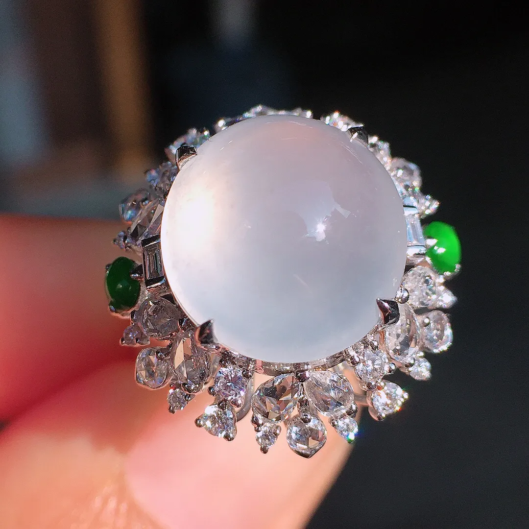 冰种蛋面戒指，玉质细腻，荧光感超
强，饱满圆润，尽显优雅气质，18k
金豪华镶嵌