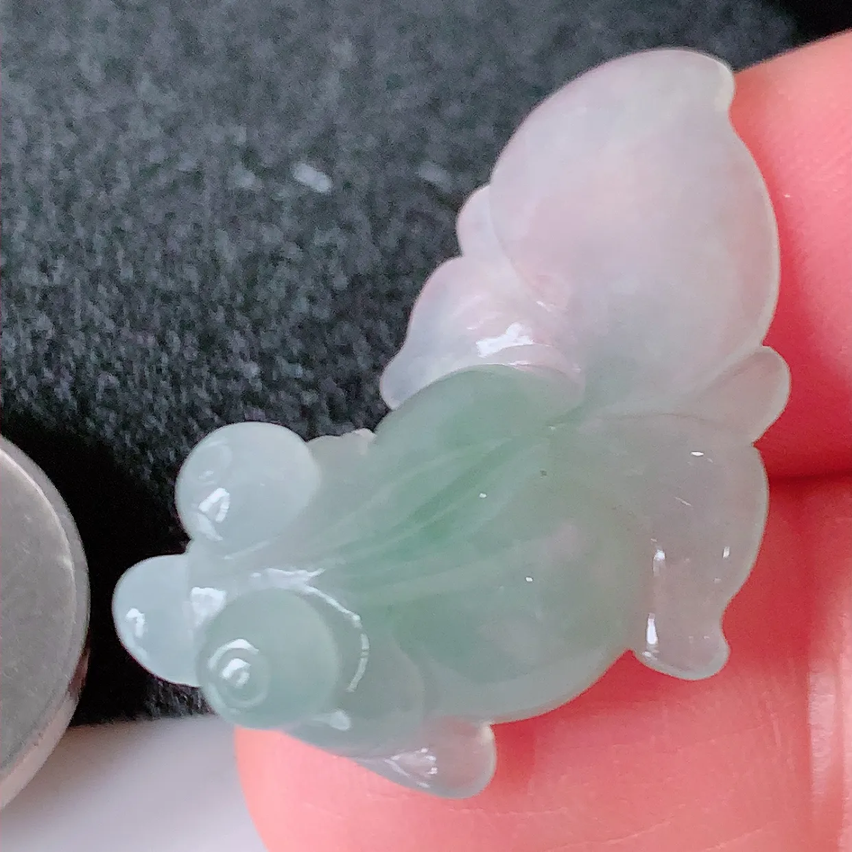 自然光实拍，冰种翡翠年年有余，自由自在玉吊坠，寓意财源广进，雕工婉约，栩栩如生，佩戴优雅迷人！#32.11