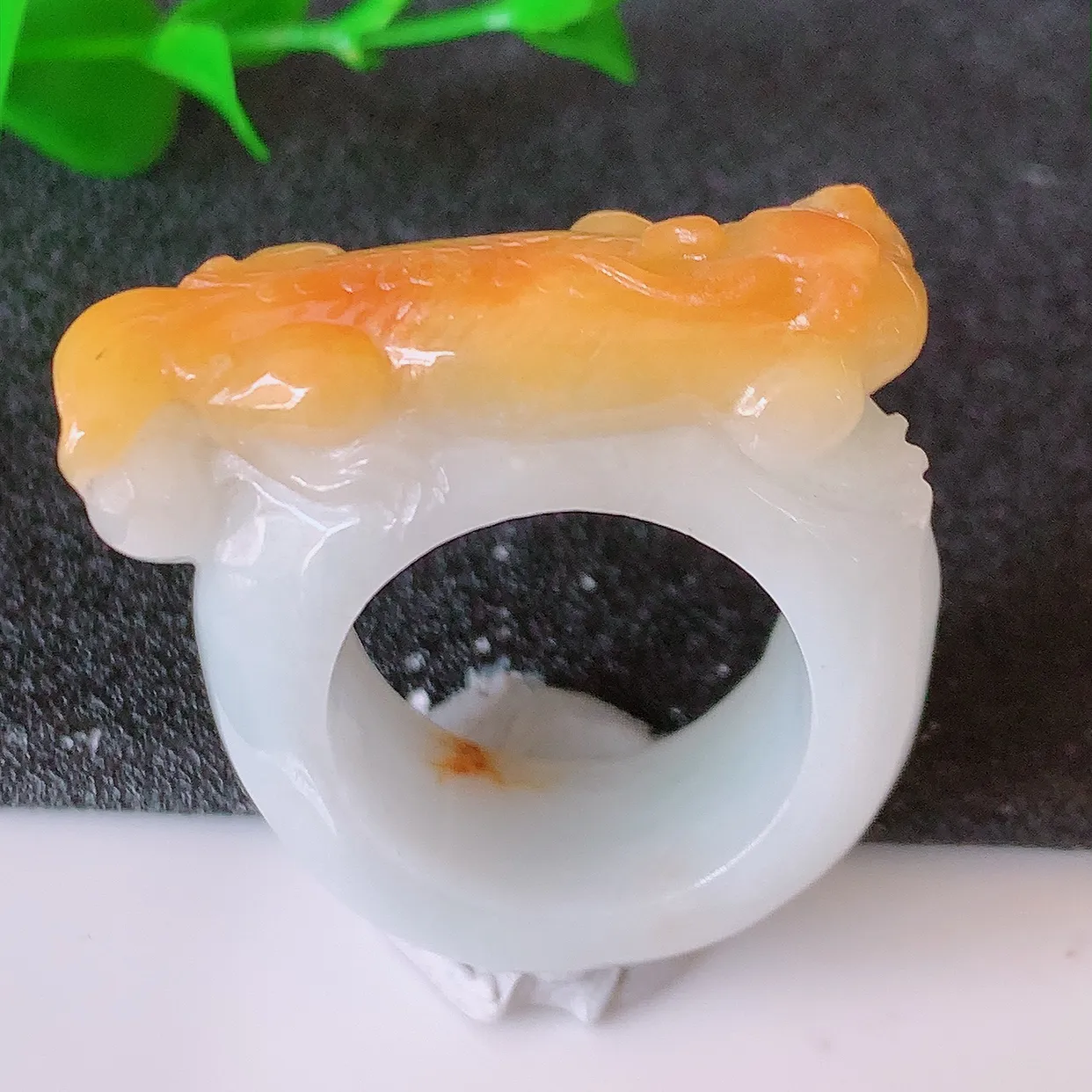 自然光实拍，黄翡貔貅扳指，18.5mm内径双彩翡翠扳指，冰润指环，玉扳指，戒指，财源滚滚，玉质细腻起胶，18圈口，种水好！#57.7尺寸32*31.5*10.8*8.5