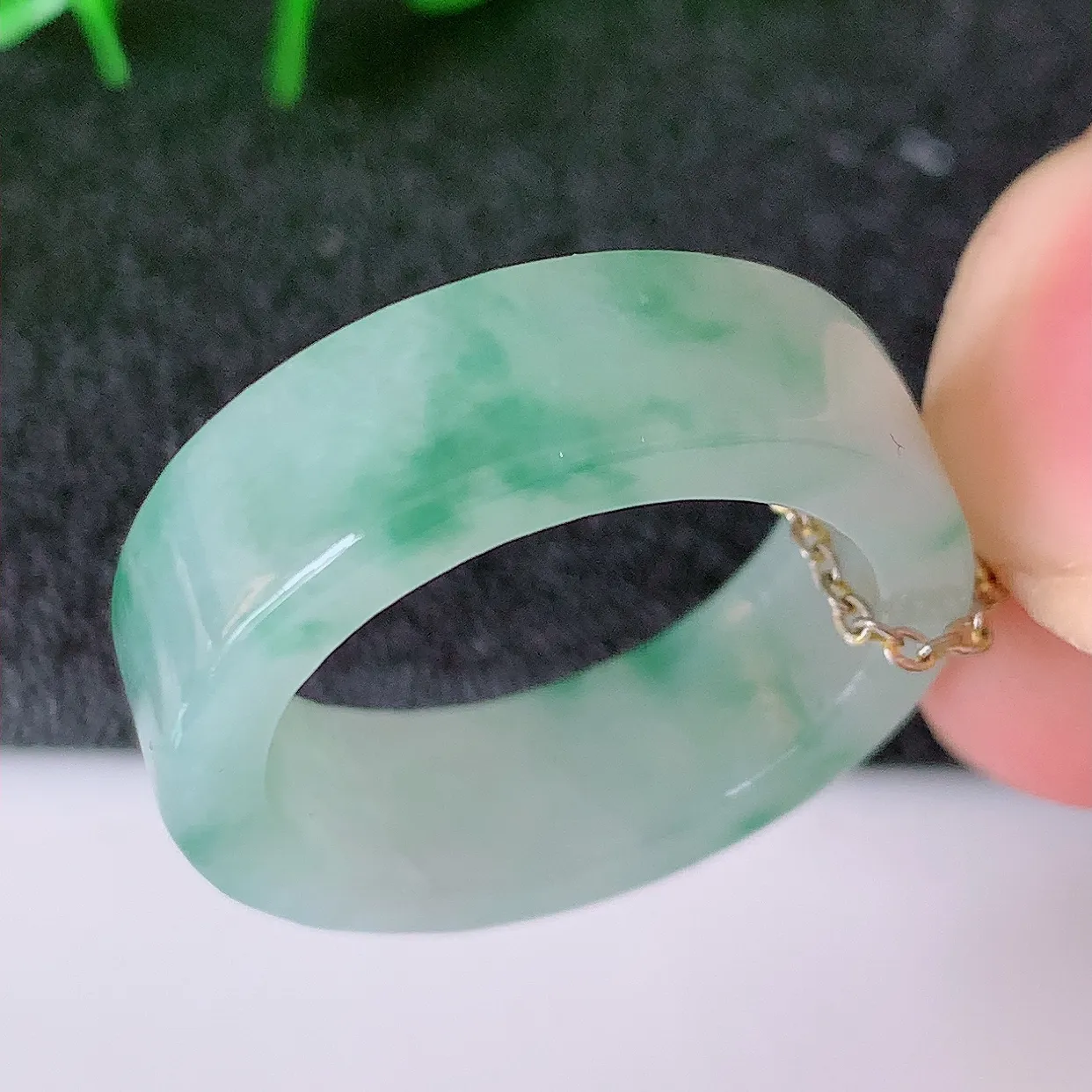 自然光实拍，18.2mm内径冰飘花翡翠指环，玉戒指，玉质莹润，好精美好冰润的指环，18圈口，上手纤巧！#12.11尺寸18.2*6.5*3.2