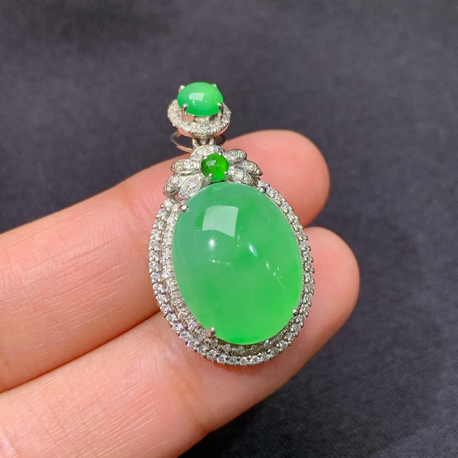 甜绿蛋面吊坠，18k金镶嵌，冰润色阳，玉质细腻，种水足Cj 尺寸29.5*16.7*9.8