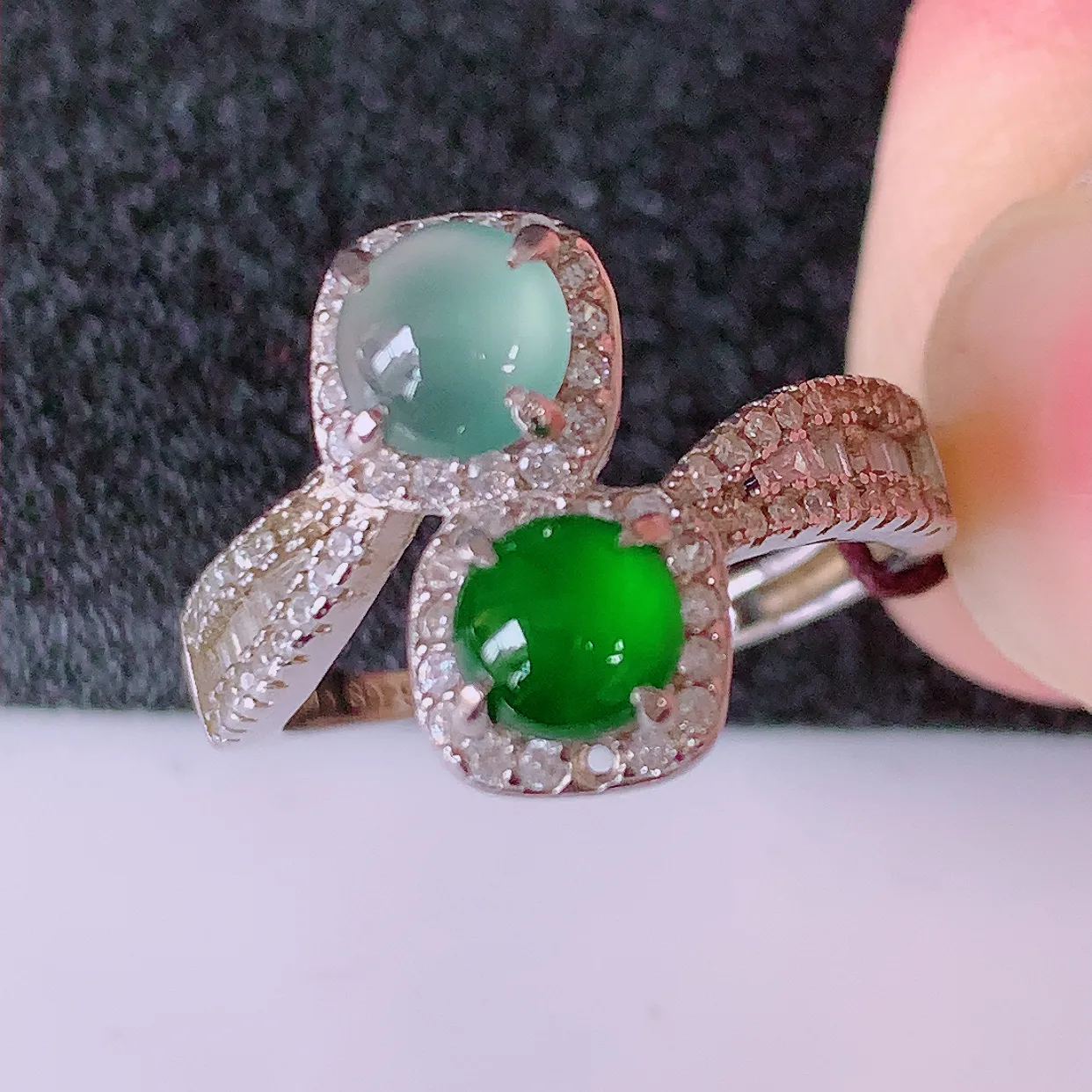 冰透满绿翡翠925银镶嵌戒指，自然光实拍，翠色灵动，颜色漂亮，种老水足，品相佳，佩戴佳品！#97.11（圈口可调大小）整体25*16.6*5裸石5*