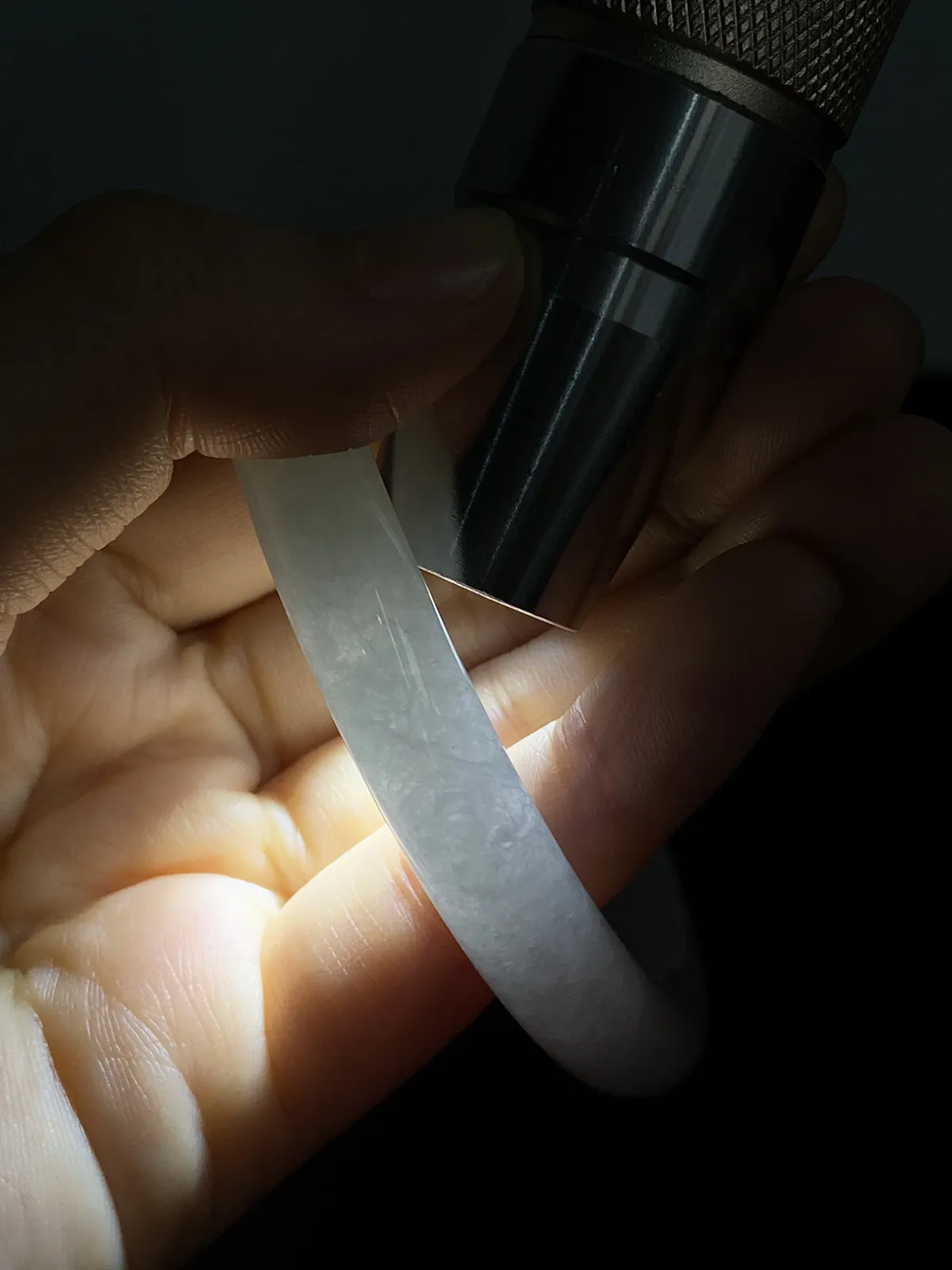 圆镯54.5圈口，翡翠冰糯种淡绿色手镯