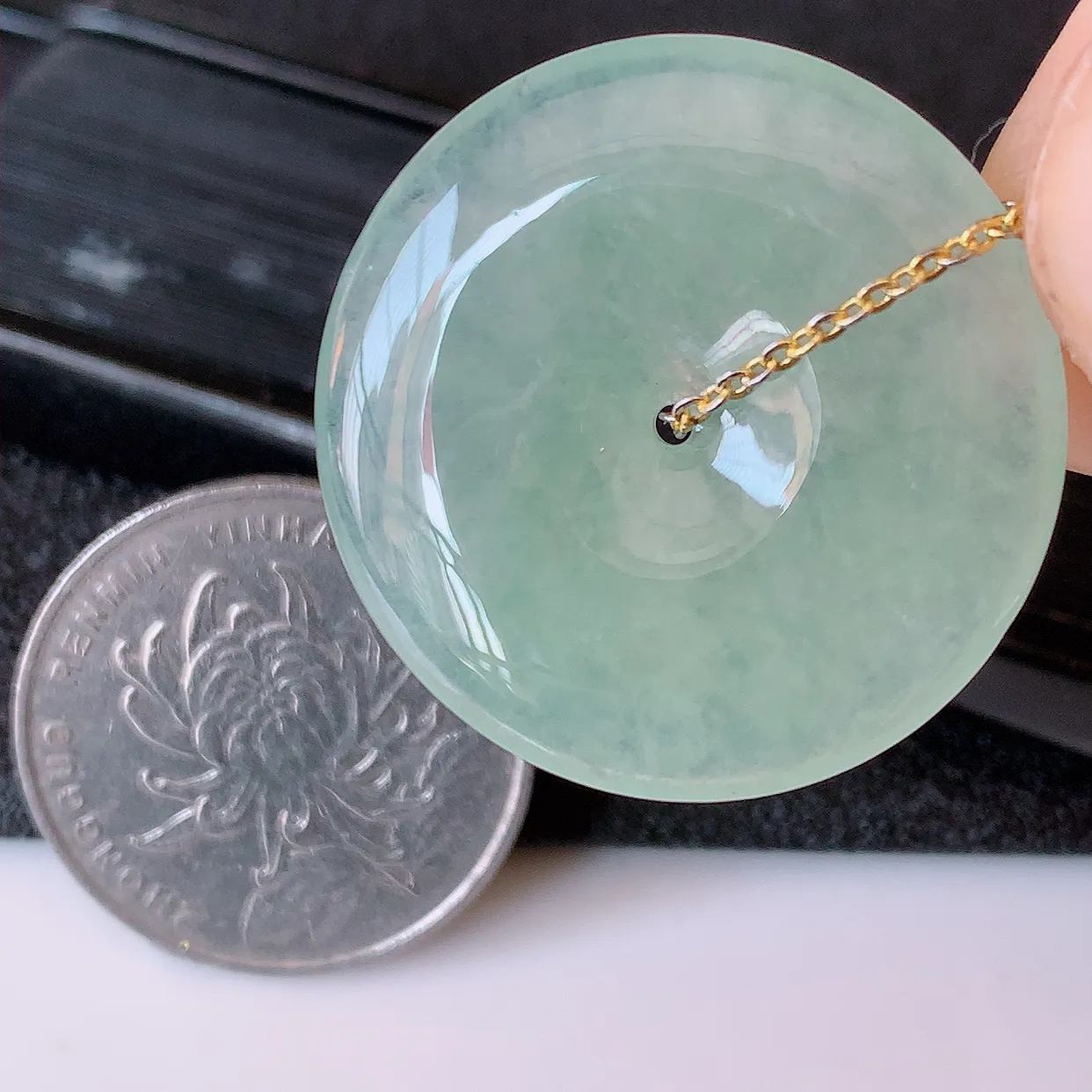 自然光实拍，冰种翡翠平安扣吊坠，翡翠平安扣，平安是福；冰透，很美的料子，平安扣佩戴优雅迷人！#57.7