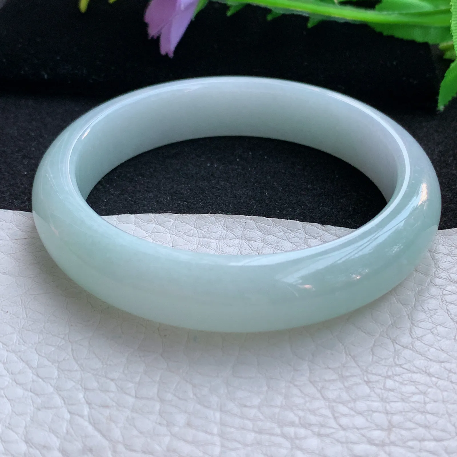 js自然光59*12.5*8.5平安镯 翡翠a货玉手镯胶感浅绿宽边珠宝玉手环