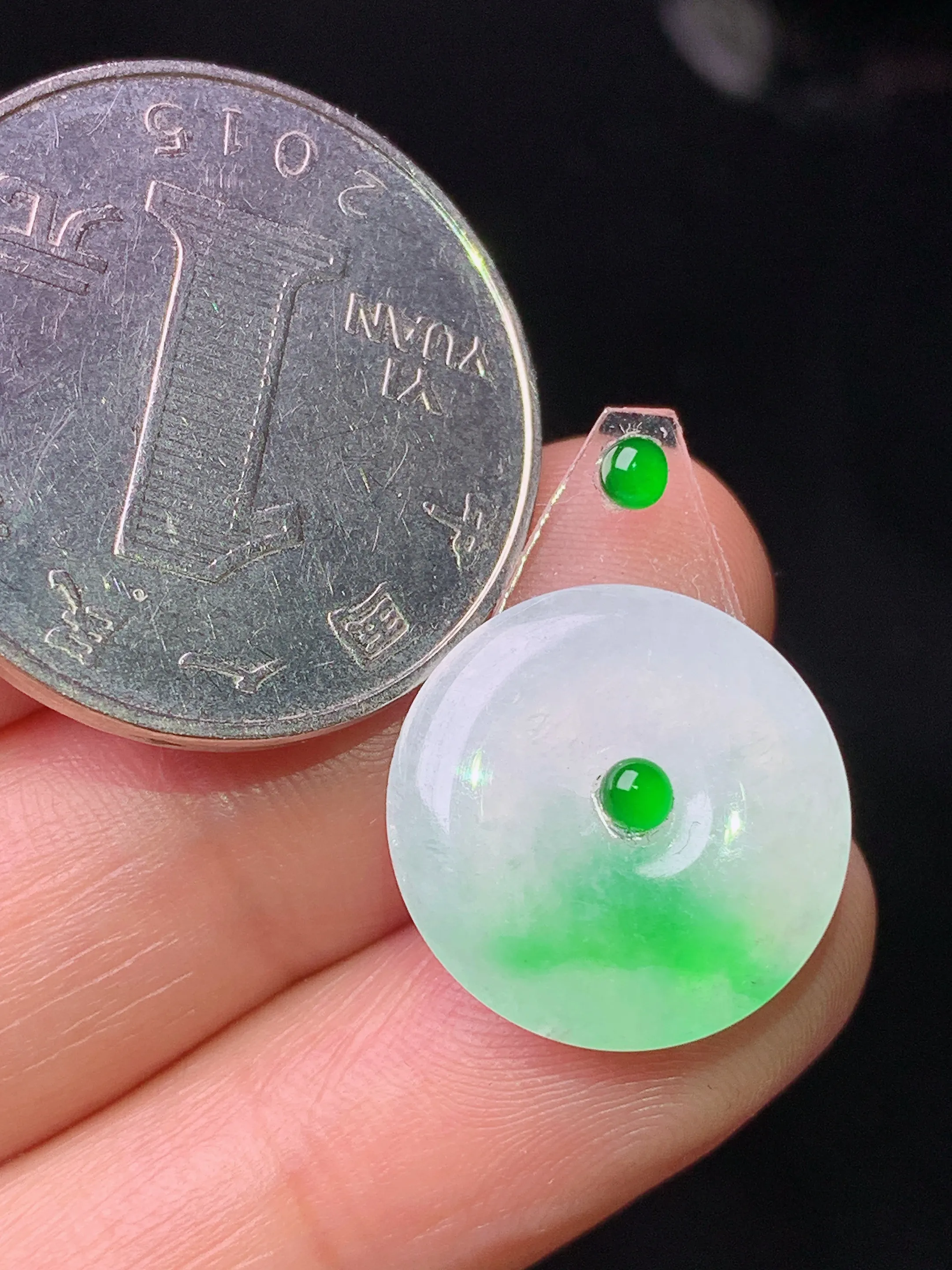 镶嵌款 飘绿平安扣吊坠 玉质细腻 水润亮眼 色泽艳丽 整体尺寸16*2.6