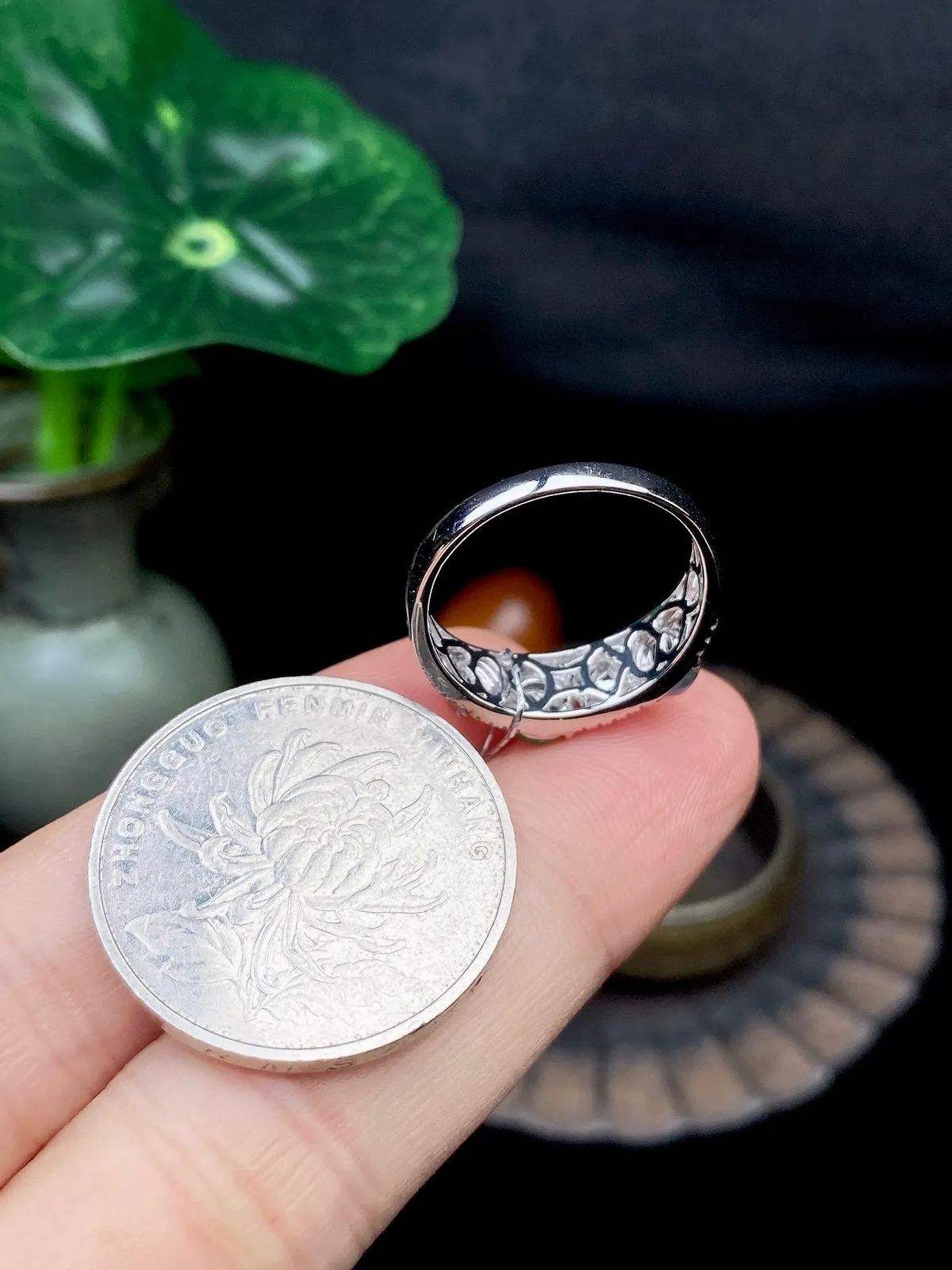 【冰种黄绿蛋面戒指】质地细腻，饱满度很好，晶莹剔透，18k金钻镶嵌，裸石尺寸4.9*2.6毫米