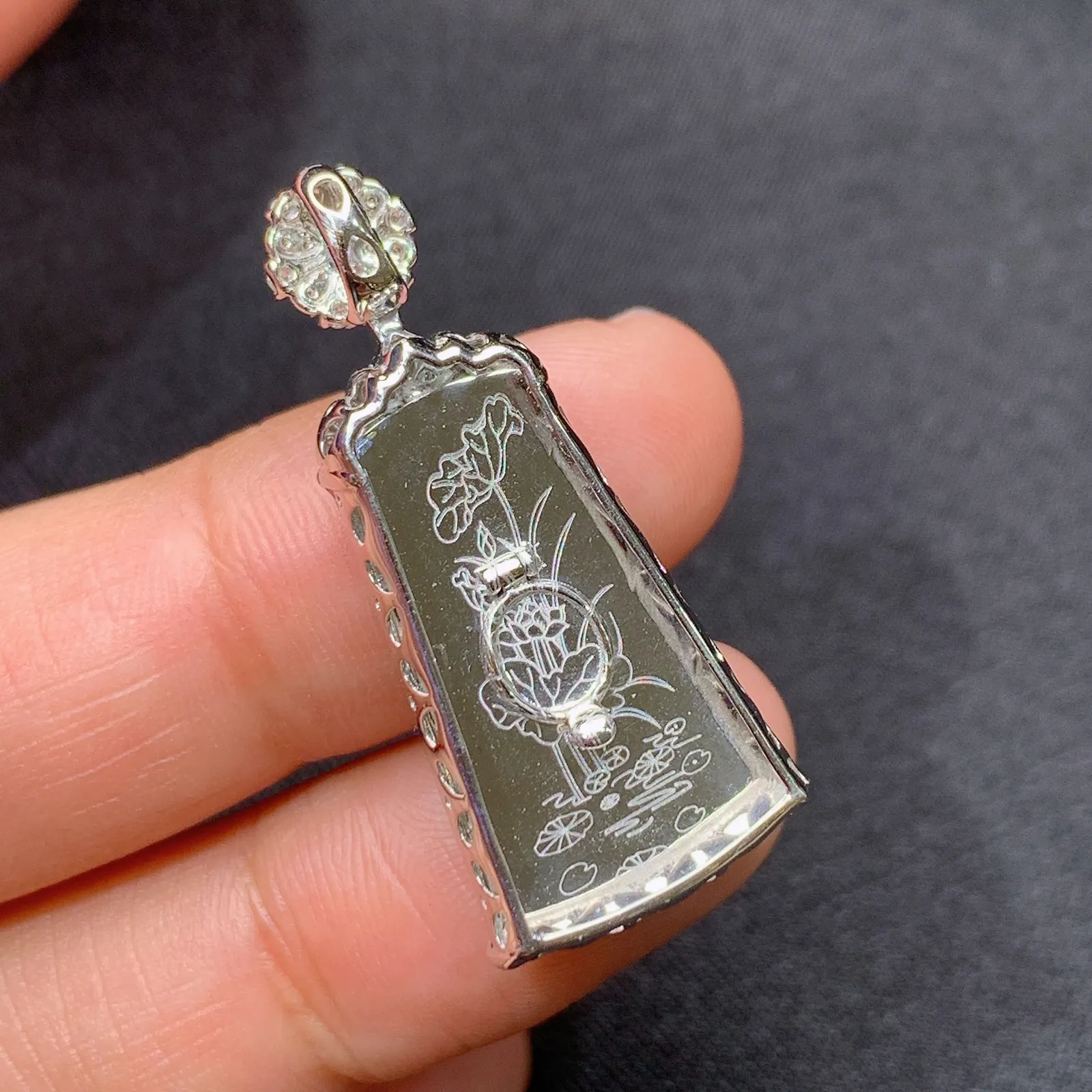 甜绿无事牌吊坠，18k金镶嵌，冰润色阳，种老水足 尺寸32.8*14.8*5.9