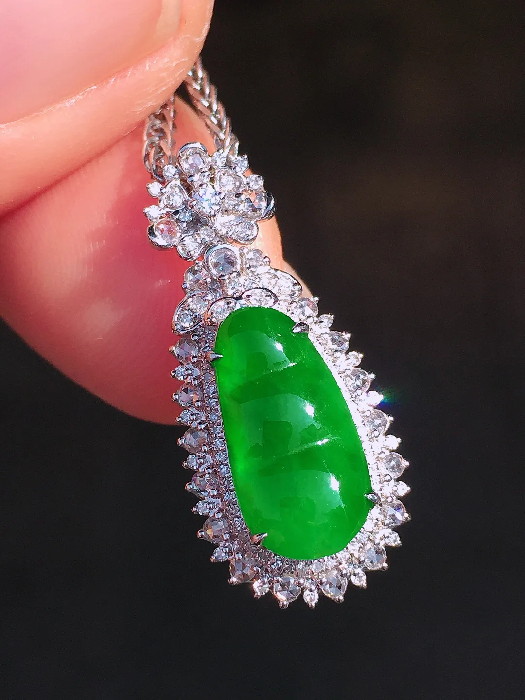 阳绿福豆吊坠，色泽均匀艳丽，玉质细腻，荧光感超
强，饱满圆润，尽显优雅气质，18k
金豪华镶嵌