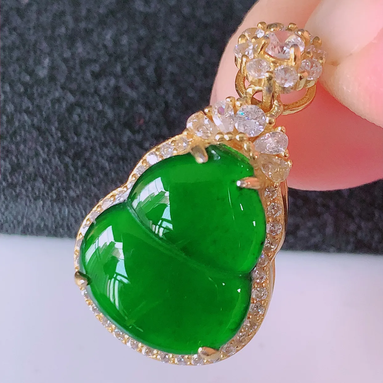 冰透满绿翡翠925银镶嵌葫芦吊坠，自然光实拍，翠色灵动，颜色漂亮，种老水足，品相佳，佩戴佳品！#97