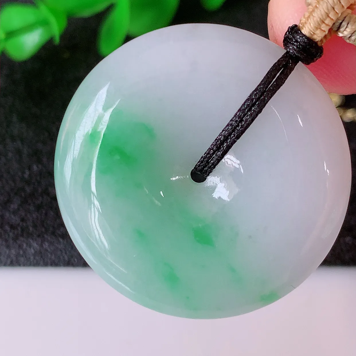 自然光实拍，水润飘绿翡翠平安扣吊坠，品相佳，美感十足，寓意平平安安，平安扣佩戴精美时尚！#57.11