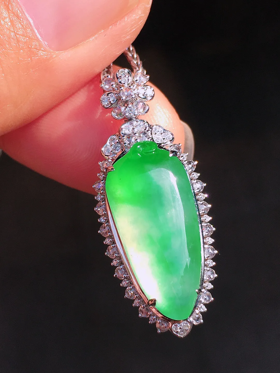 阳绿福瓜吊坠，色泽均匀艳丽，玉质细腻，荧光感超
强，饱满圆润，尽显优雅气质，18k
金豪华镶嵌