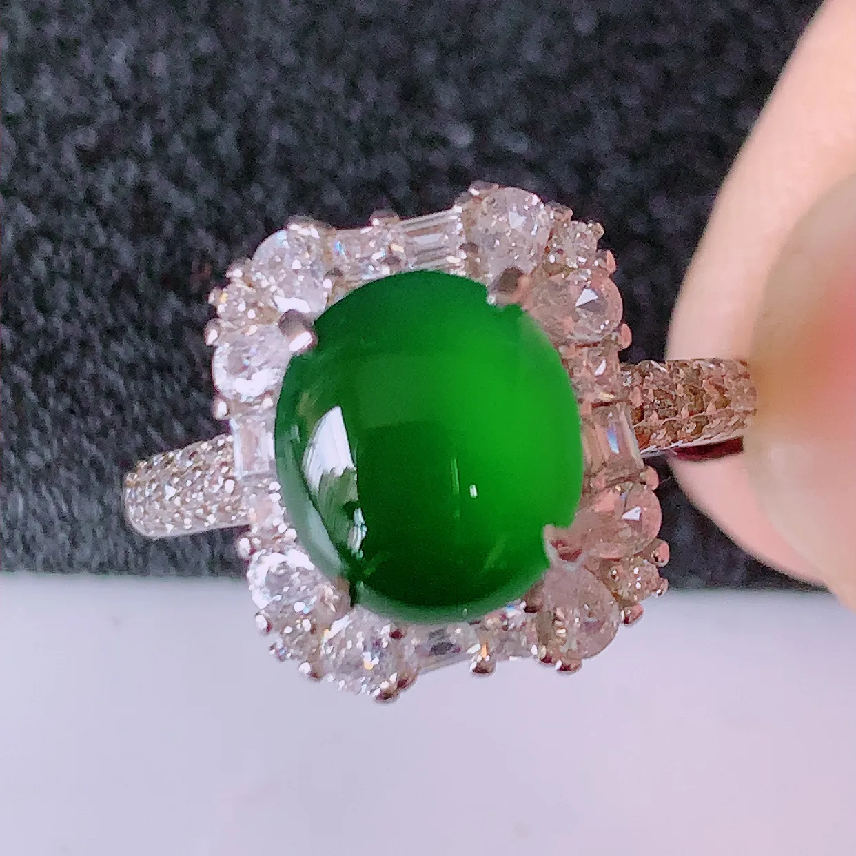 冰透满绿翡翠925银镶嵌戒指，自然光实拍，翠色灵动，颜色漂亮，种老水足，品相佳，佩戴佳品！#97.11（圈口可调大小）整体25.5*15.5*8裸石9*7