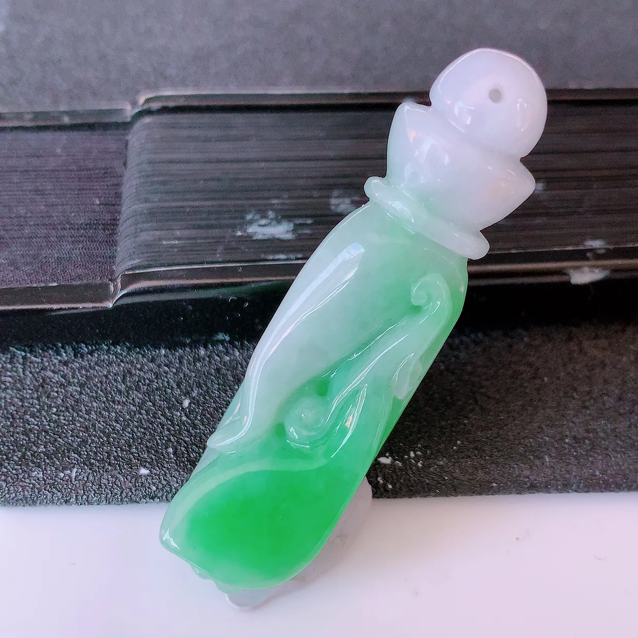 自然光实拍，冰润飘绿翡翠掌上明珠吊坠，种老水足，雕工精湛 ，寓意美好，佩戴时尚出众！#46.7