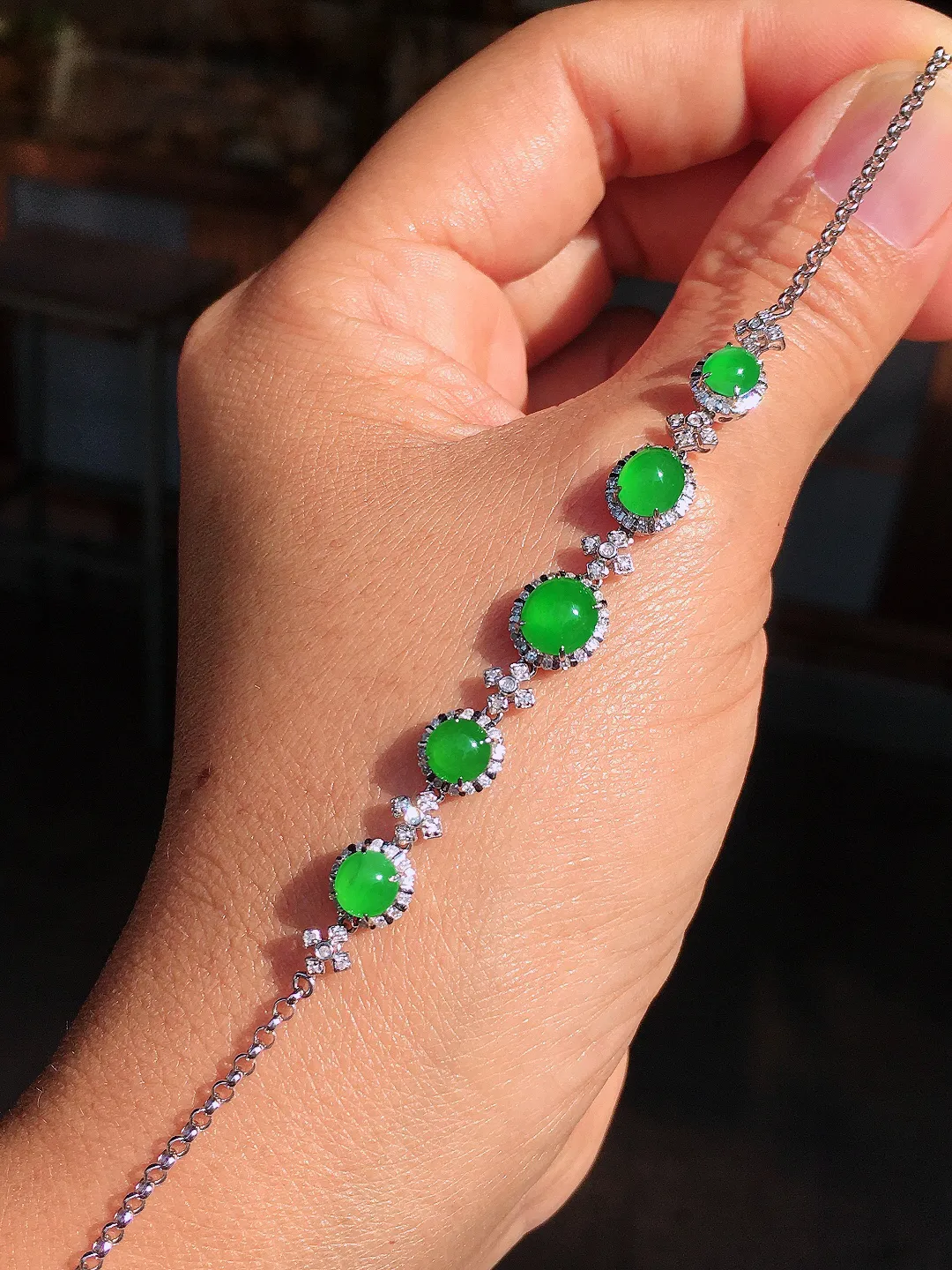 阳绿蛋面手链，色泽均匀艳丽，玉质细腻，荧光感超
强，饱满圆润，尽显优雅气质，18k
金豪华镶嵌