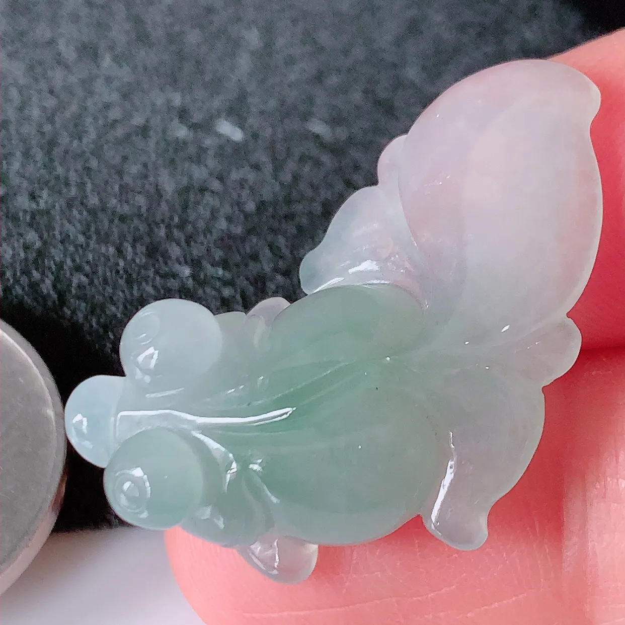 自然光实拍，冰种翡翠年年有余，自由自在玉吊坠，寓意财源广进，雕工婉约，栩栩如生，佩戴优雅迷人！#32.11