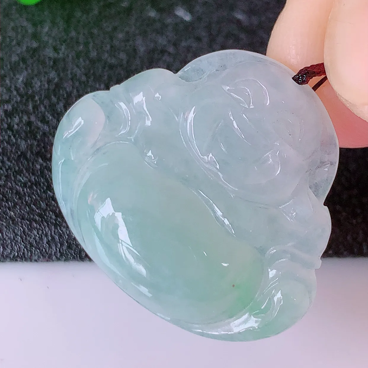 自然光实拍，冰种飘绿翡翠佛公吊坠，开心笑佛，种老水足，颜色漂亮，立体饱满圆润，佩戴效果赞#57.11