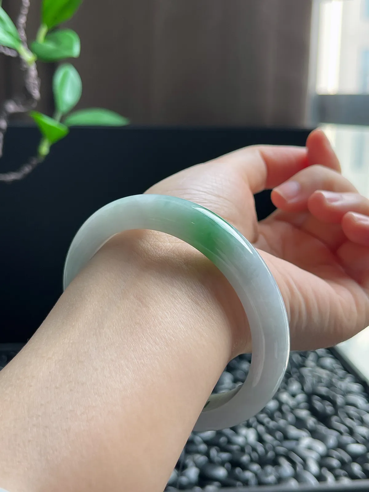 正圈60圈口，翡翠糯化种飘绿手镯