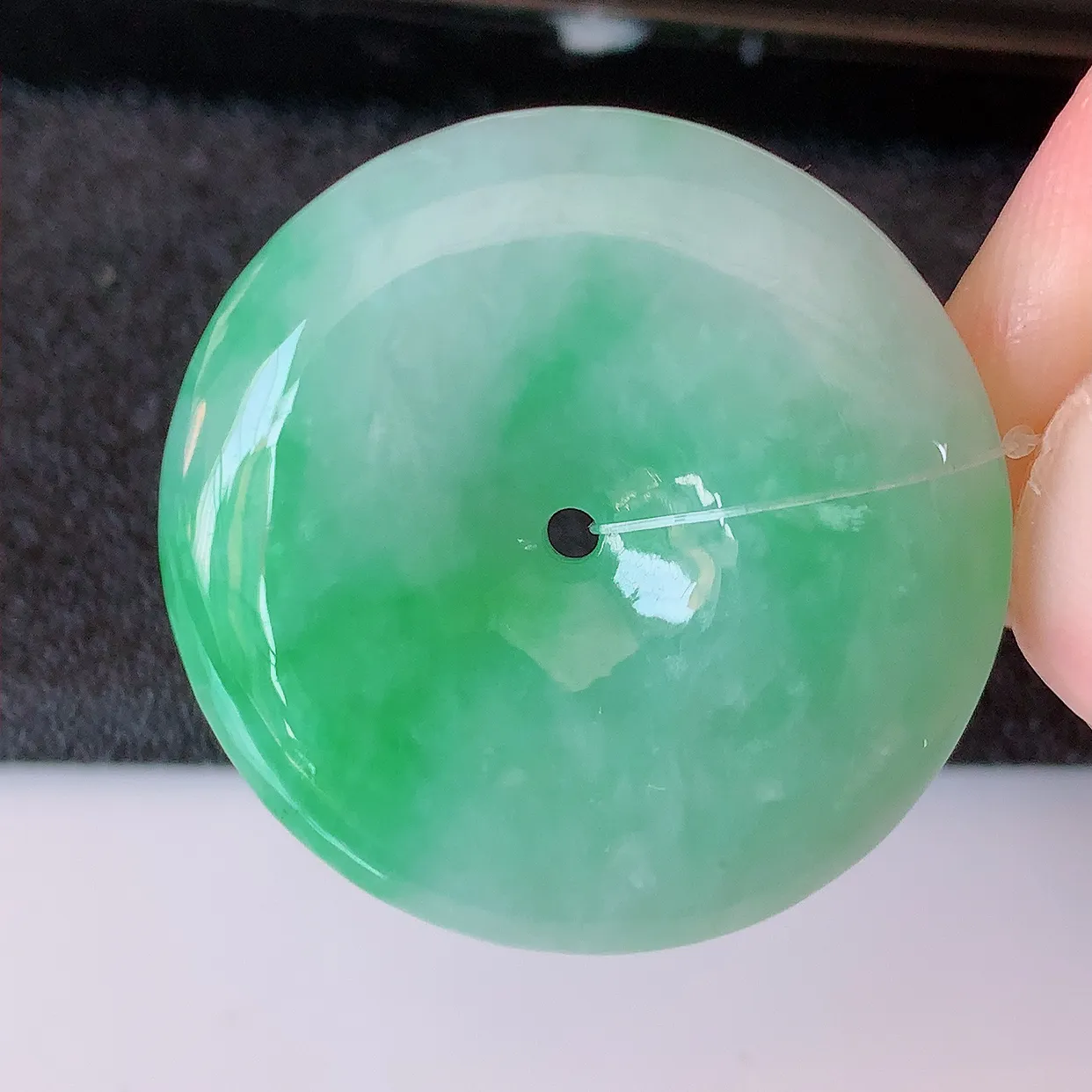 自然光实拍，冰润飘绿翡翠平安扣吊坠，玉扣，平安是福；很美的料子，平安扣佩戴优雅迷人！#49.7