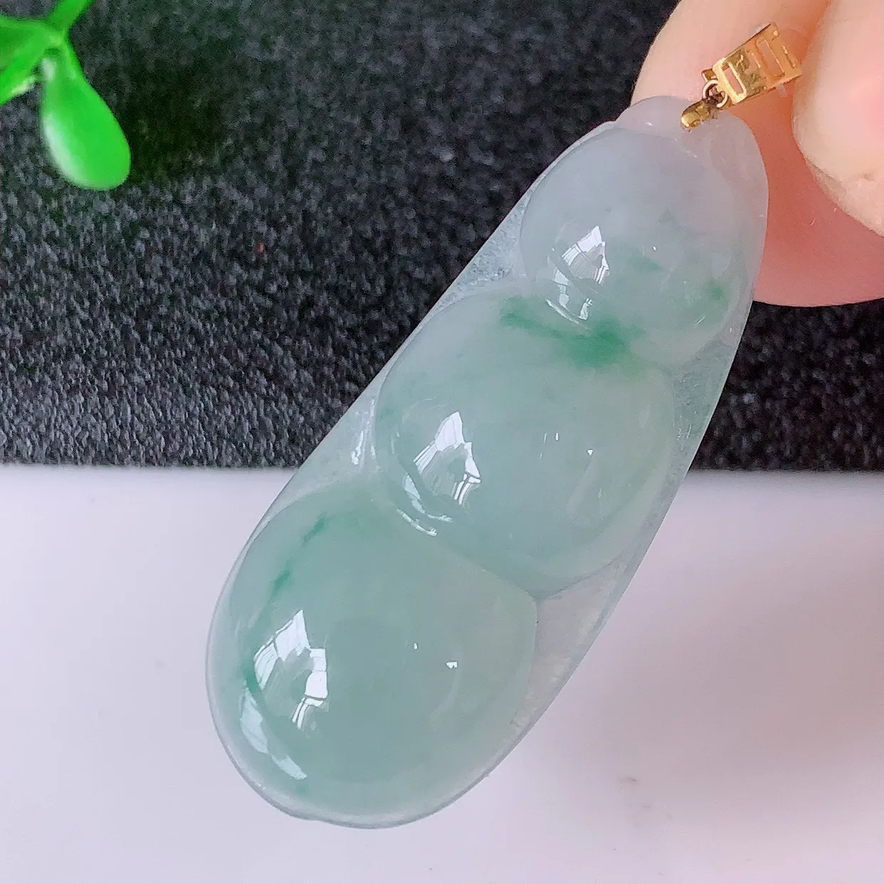 18K金镶嵌冰种飘花翡翠四季豆吊坠，平安豆福豆玉坠，冰润通透，豆粒饱满，寓意：豆蔻年华！#49.11