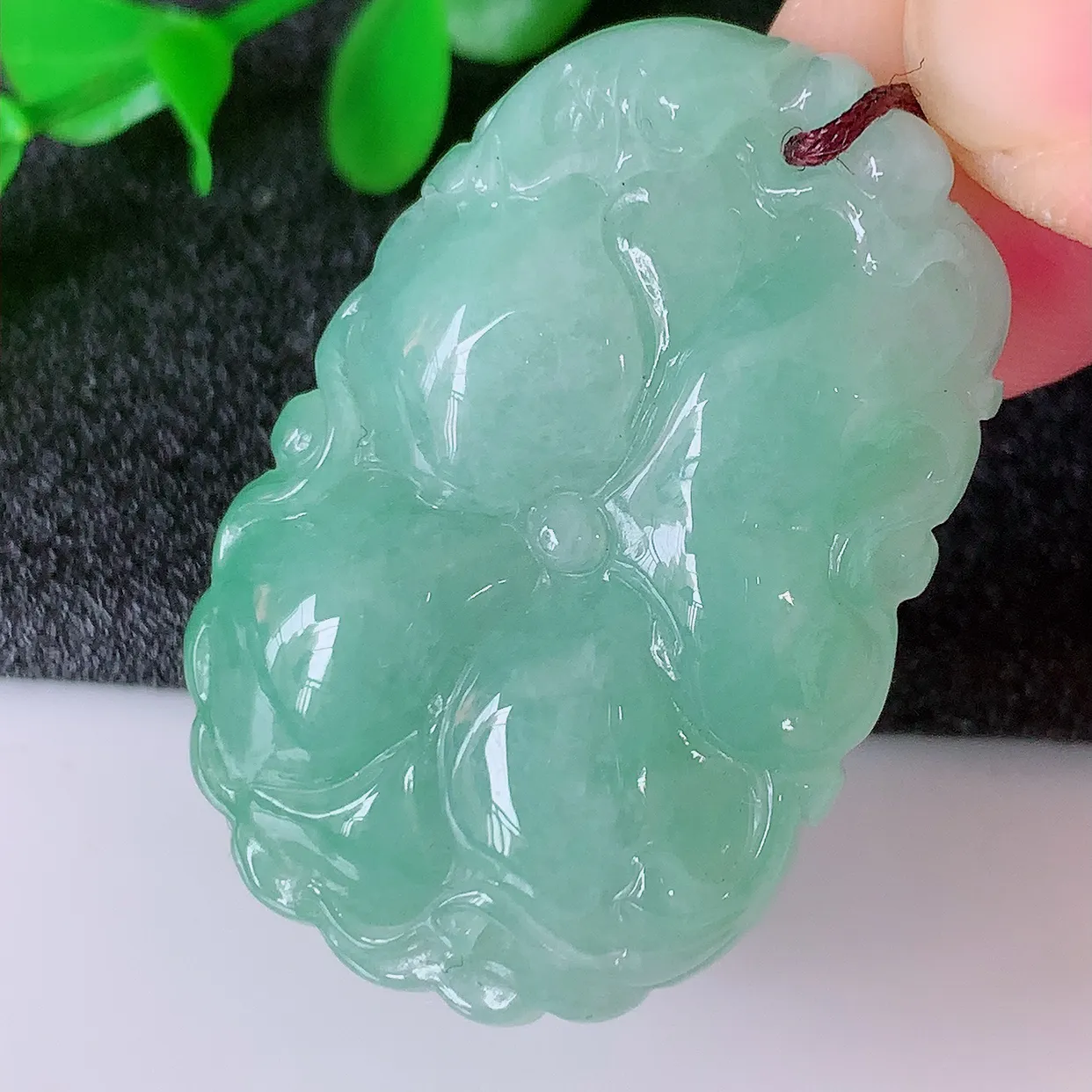 自然光实拍，冰润满绿翡翠荷叶鱼、和和美美玉坠，财源广进，自然隐逸、荷本是素不着尘之物，有和美之寓意。