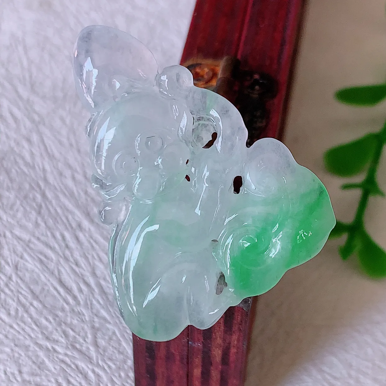 自然光实拍，冰种飘绿翡翠生肖猴子吊坠，种老水足，雕工精湛 ，寓意美好，佩戴时尚出众！#02.7