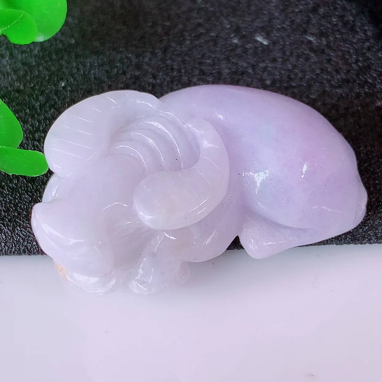 自然光实拍，冰润紫罗兰翡翠生肖牛气冲天吊坠，种老水足，雕工精湛 ，寓意美好，佩戴时尚出众！#41.1
