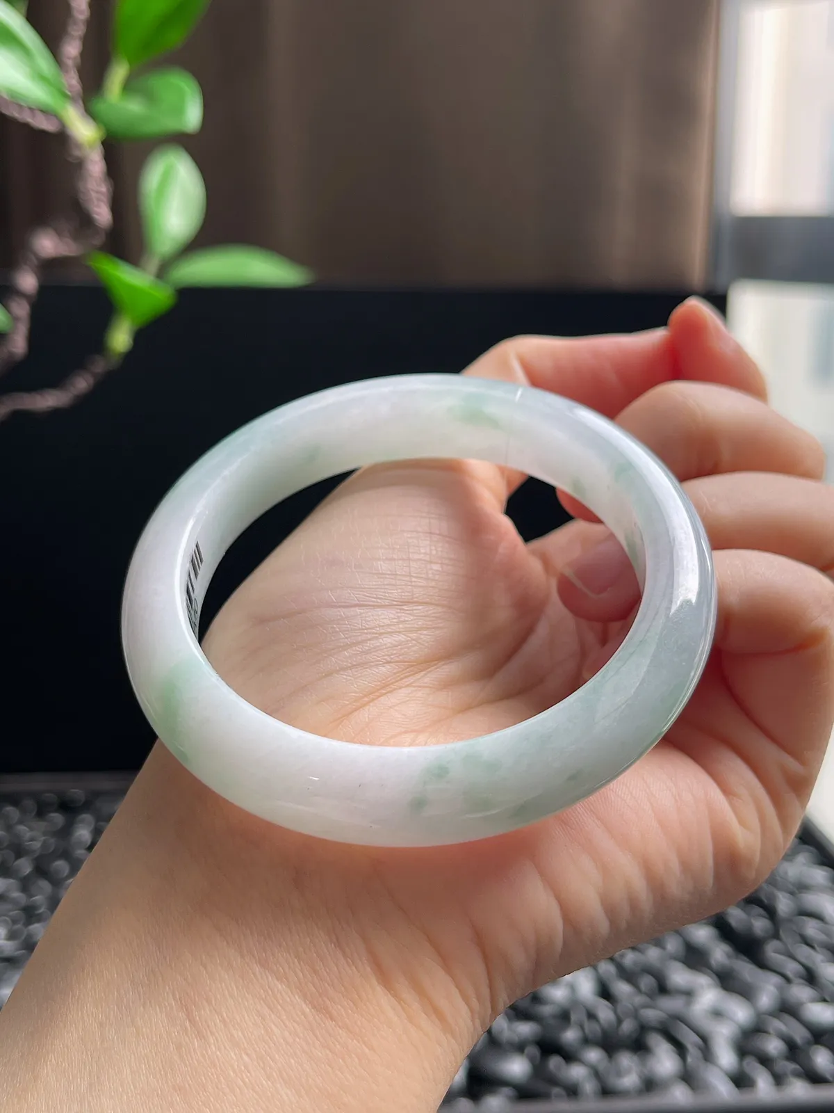 正圈56圈口，翡翠冰糯种飘绿手镯