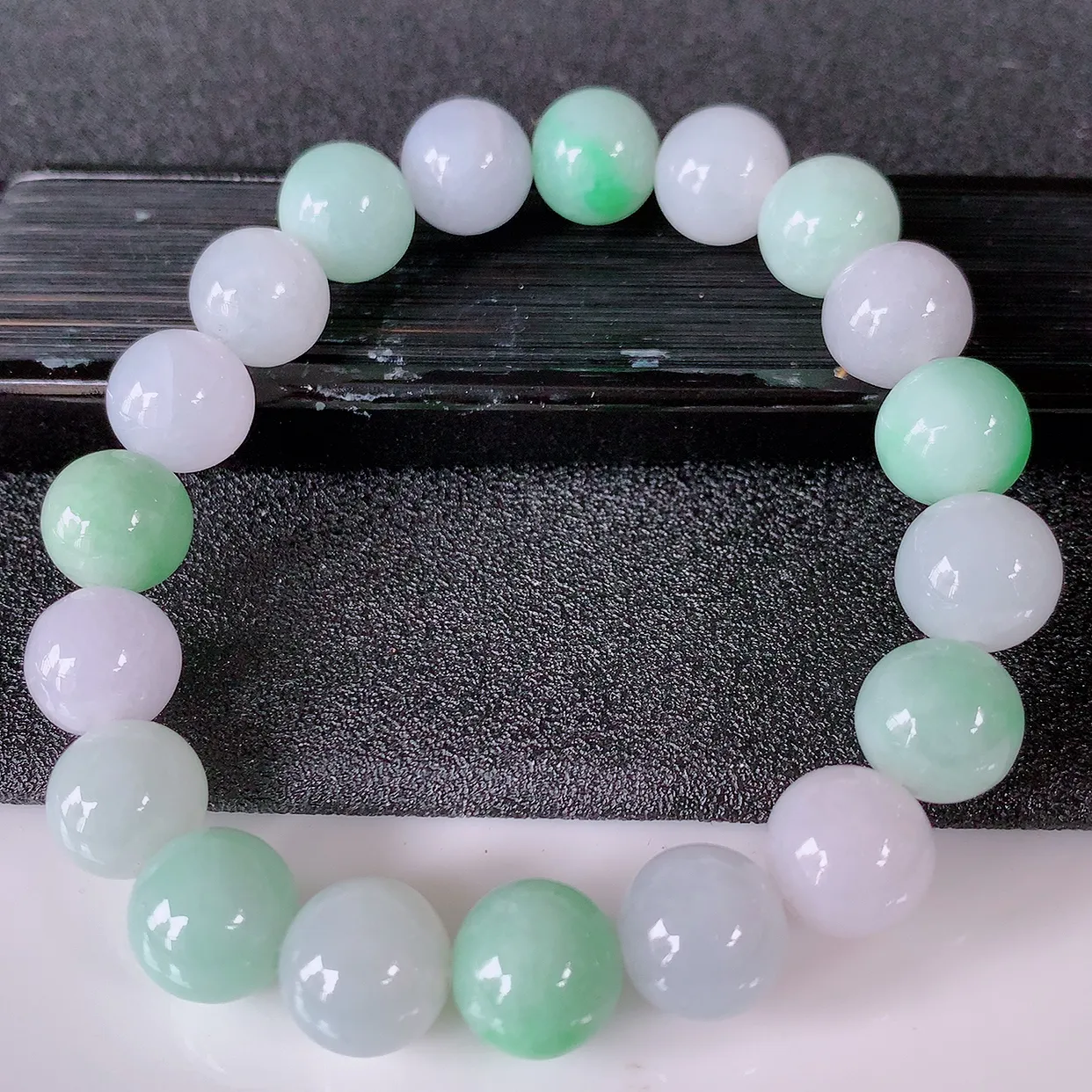 自然光实拍，冰润飘绿翡翠手链，多彩翡翠手串，颜色丰富，料子细腻，高档大气，自戴送礼佳品！#46.11取一尺寸10.2mm