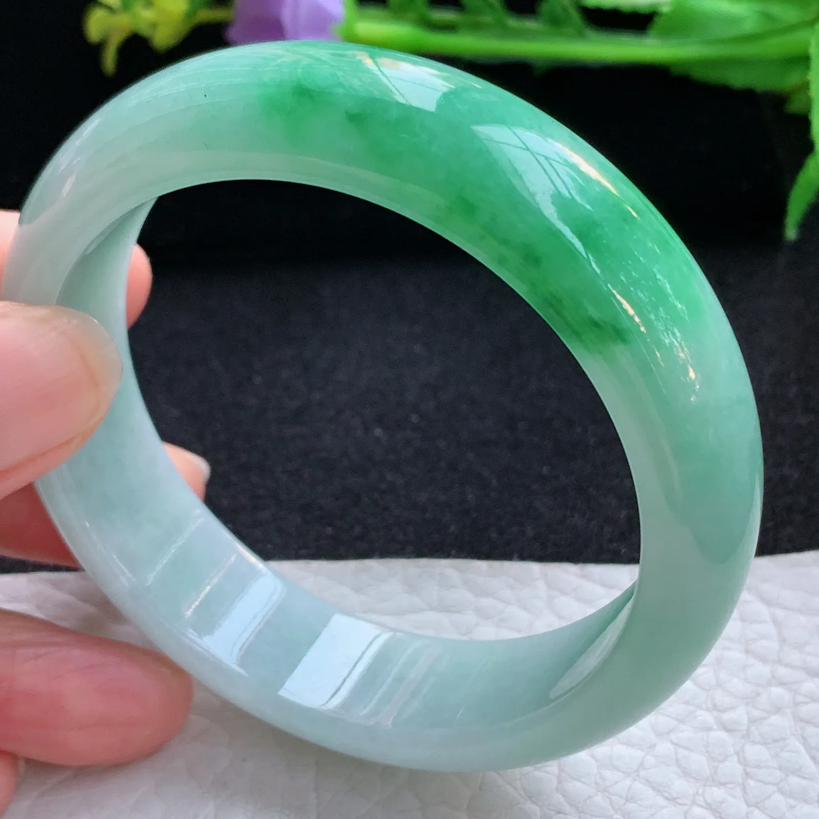 js自然光55.5*15.6*7.8轮胎镯 翡翠a货玉手镯辣绿宽边珠宝玉手环
