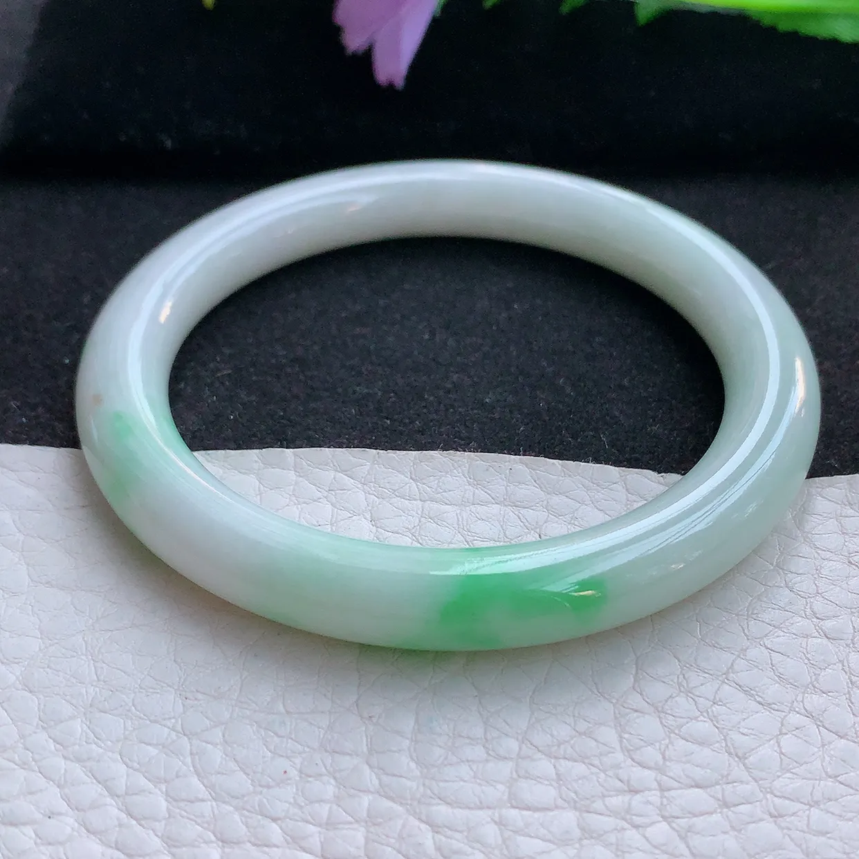 xx自然光56.5*8.5*9美人镯 翡翠a货玉手镯白底青圆条珠宝玉手环