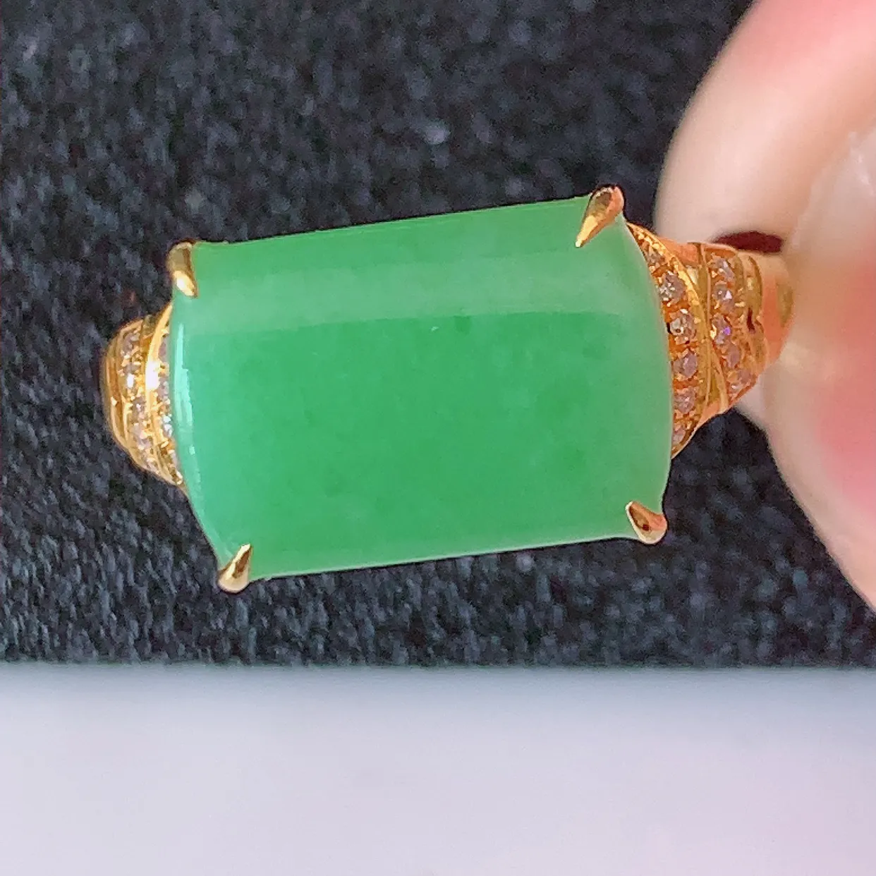 自然光实拍 18K金精工镶嵌满绿翡翠马鞍戒指，玉质细腻，翡翠色泽均匀，艳丽饱满，款式高贵大气，14圈