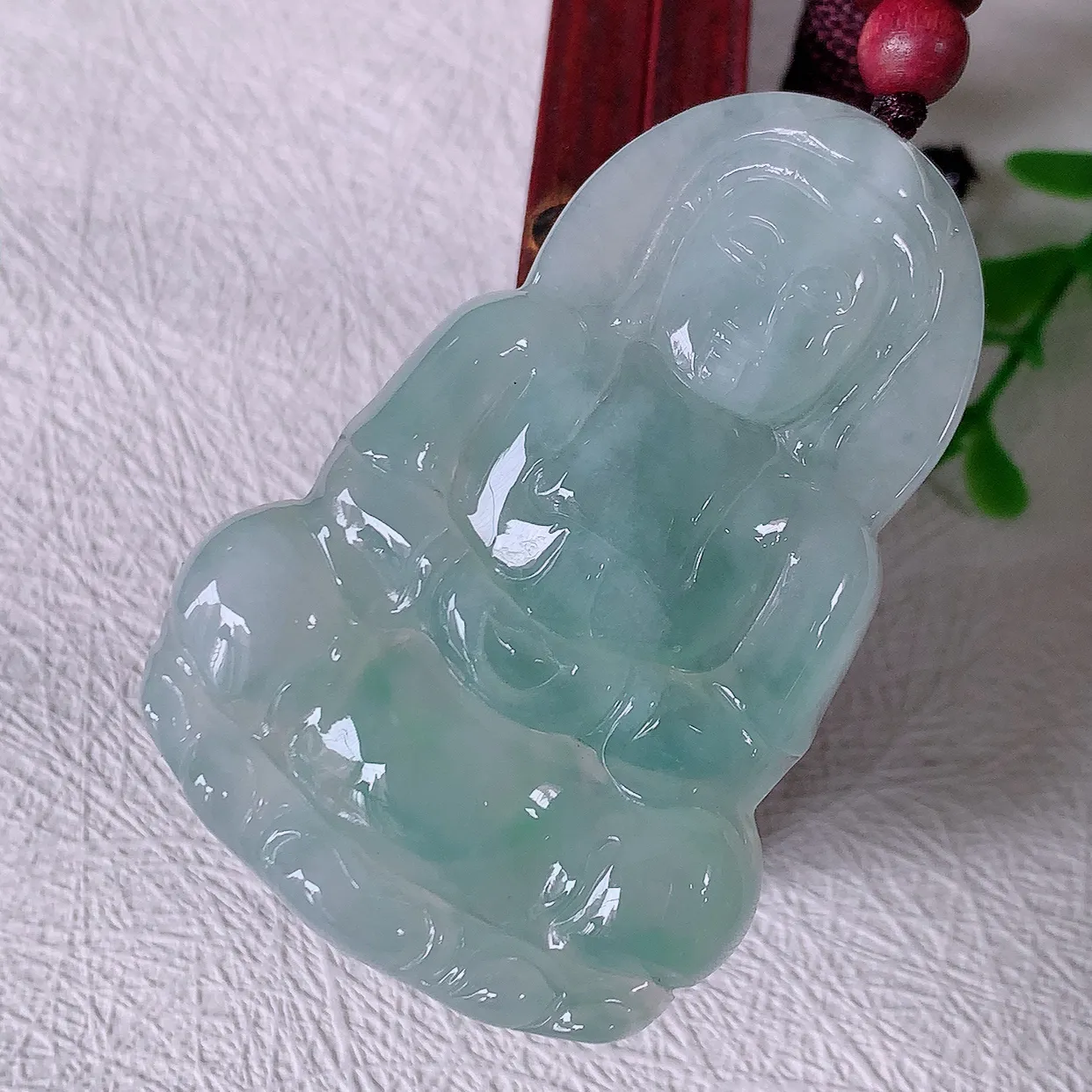 自然光实拍，冰种翡翠观音菩萨吊坠，净瓶观音，冰透亮泽，美观亮丽，观音面相端庄#46.11