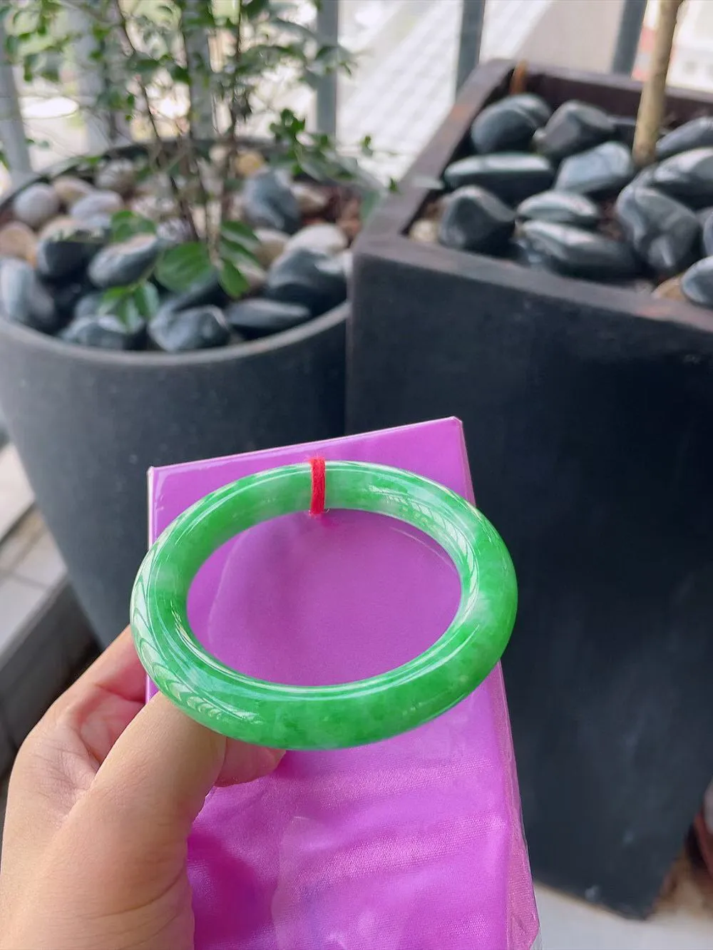 【翡翠名称】老种冰阳绿56圈口圆条翡翠手镯
【翡翠尺寸】56-10.5-10.5mm mm适合56-58正圈口佩戴
【翡翠描述】缅甸天然翡翠A货，种老水足，玉质细腻，色泽靓丽，性价比高，佩戴效果好！