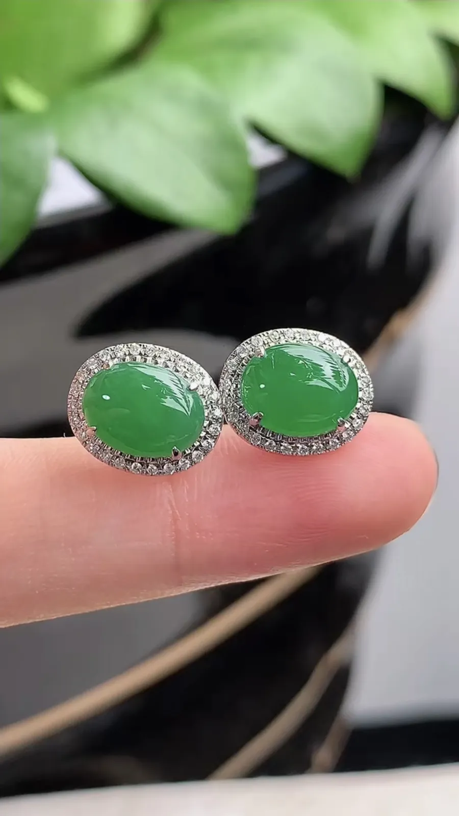 a货翡翠老坑种18K金伴钻镶嵌满绿蛋面耳钉 尺寸9.3×6.8mm 重量2.65g 1206