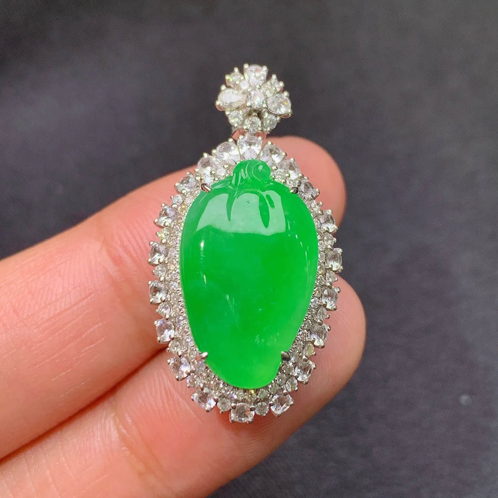 阳绿福瓜吊坠，18k金镶嵌，色泽鲜阳，冰润细腻，种水足，M1 尺寸30.8*16.5*9.7