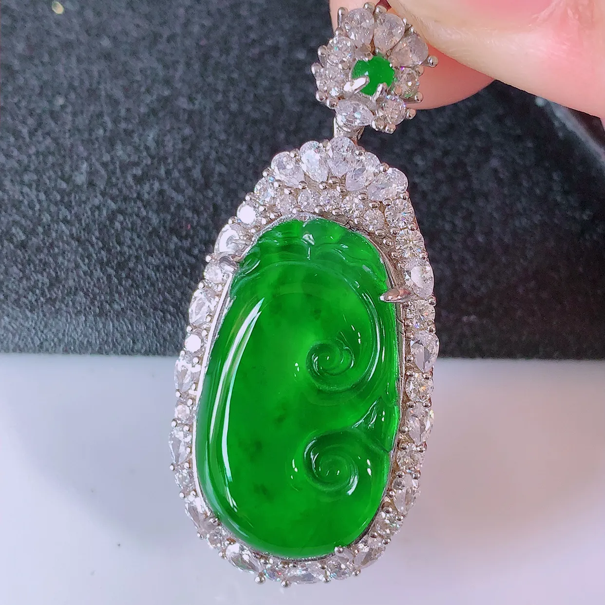 冰透满绿翡翠925银镶嵌如意吊坠，自然光实拍，翠色灵动，颜色漂亮，种老水足，品相佳，佩戴佳品！#97.11整体40.5*19-10裸石24*13.5