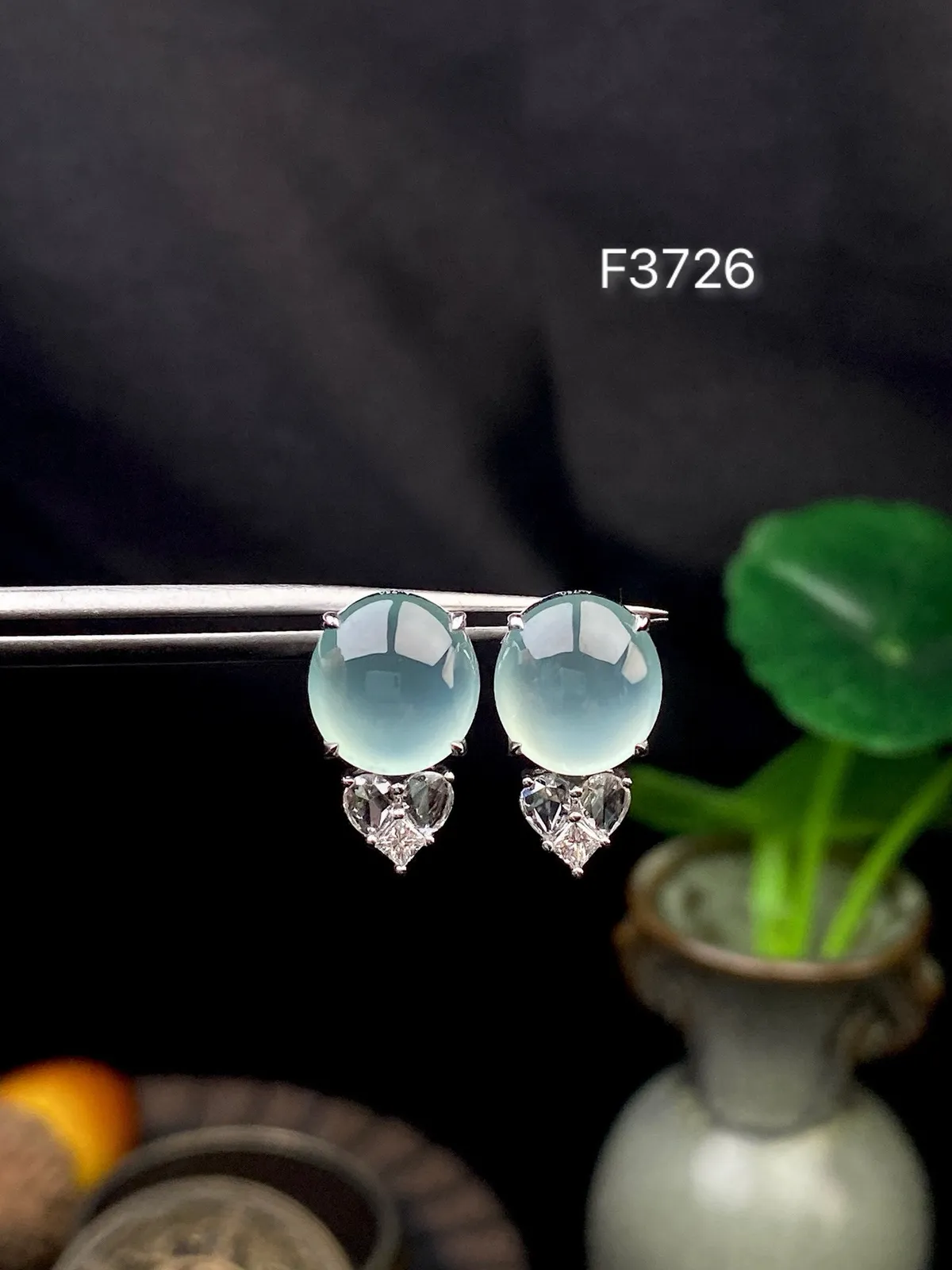 【冰种晴底蛋面耳钉】质地上乘，冰润通透，种老起光，胶感明显。上身效果很不错，18K金钻精美镶嵌，裸石