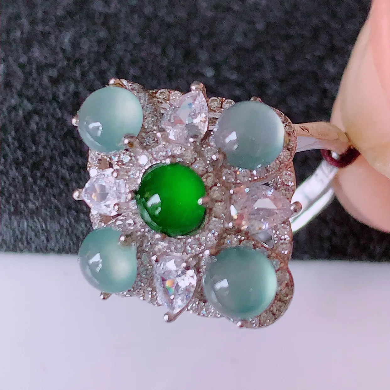 冰透满绿翡翠925银镶嵌戒指，自然光实拍，翠色灵动，颜色漂亮，种老水足，品相佳，佩戴佳品！#97.11（圈口可调大小）整体26*17.2*7.5裸石4.5*4.5